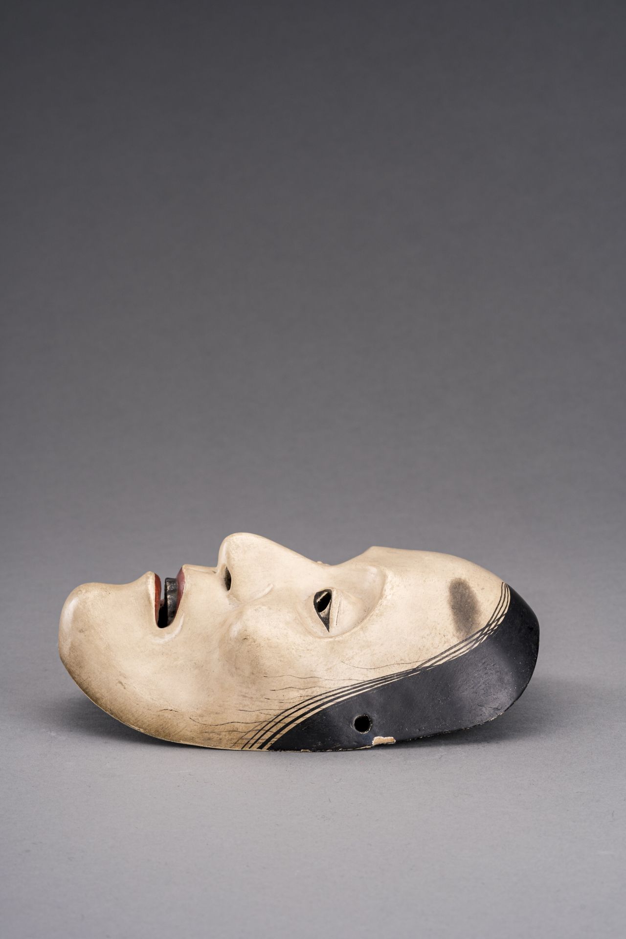 A NOH MASK OF A YOUNG WOMAN, KO-OMOTE - Bild 3 aus 7