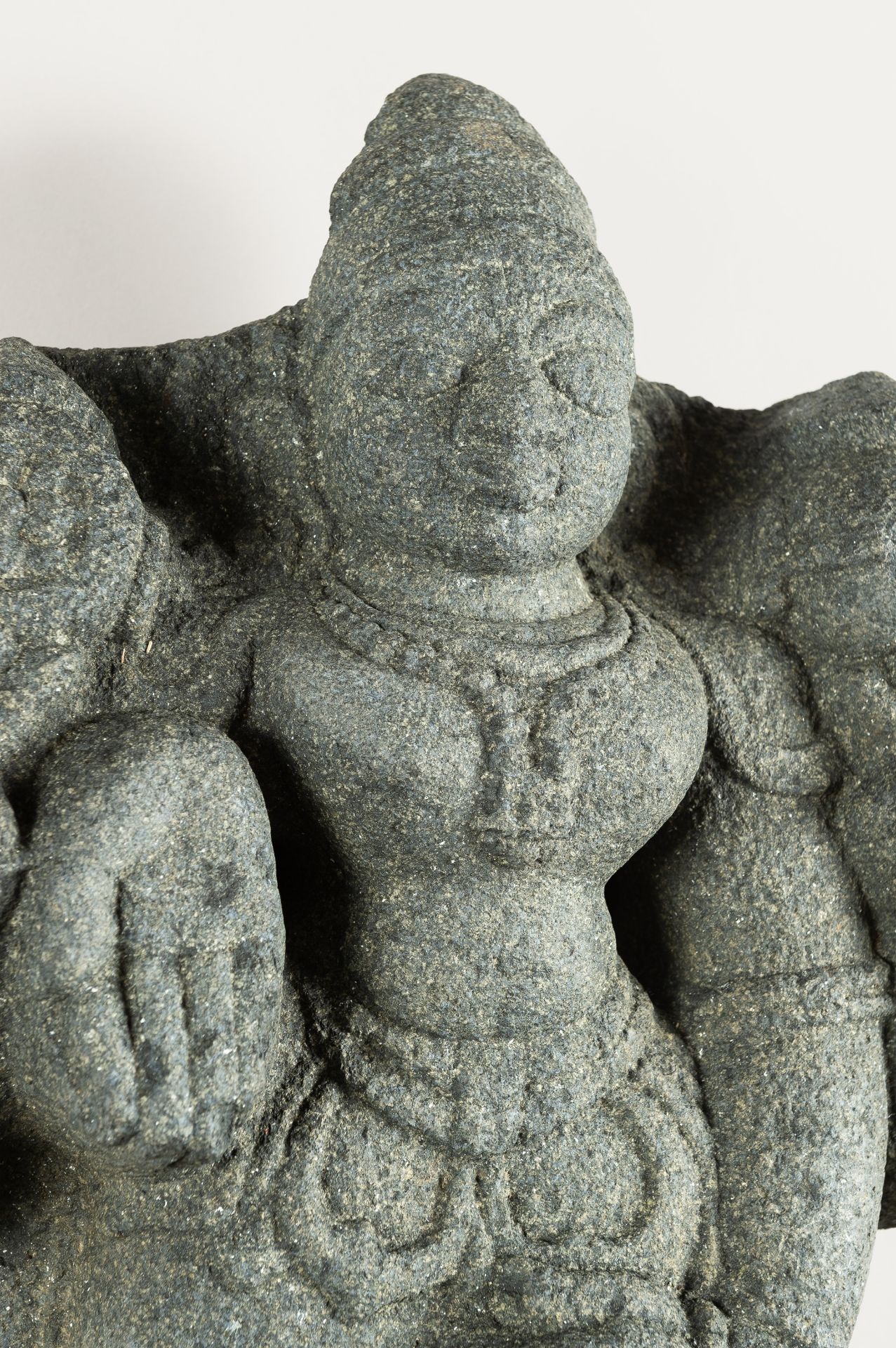 A LARGE INDIAN STONE STATUE OF A DEITY - Bild 7 aus 11