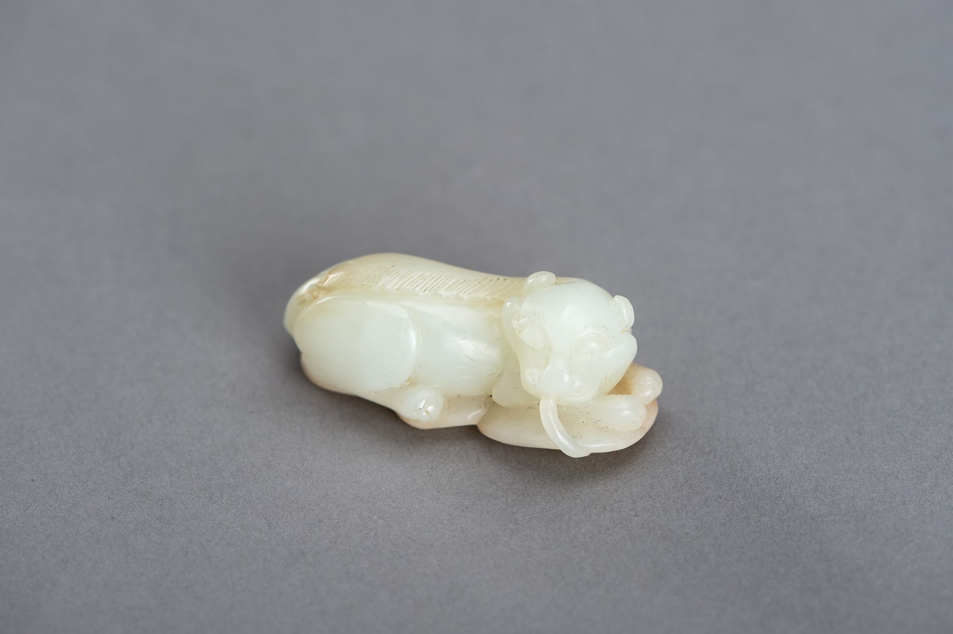 A WHITE AND RUSSET JADE PENDANT OF A BUDDHIST LION, QING DYNASTY - Image 11 of 12