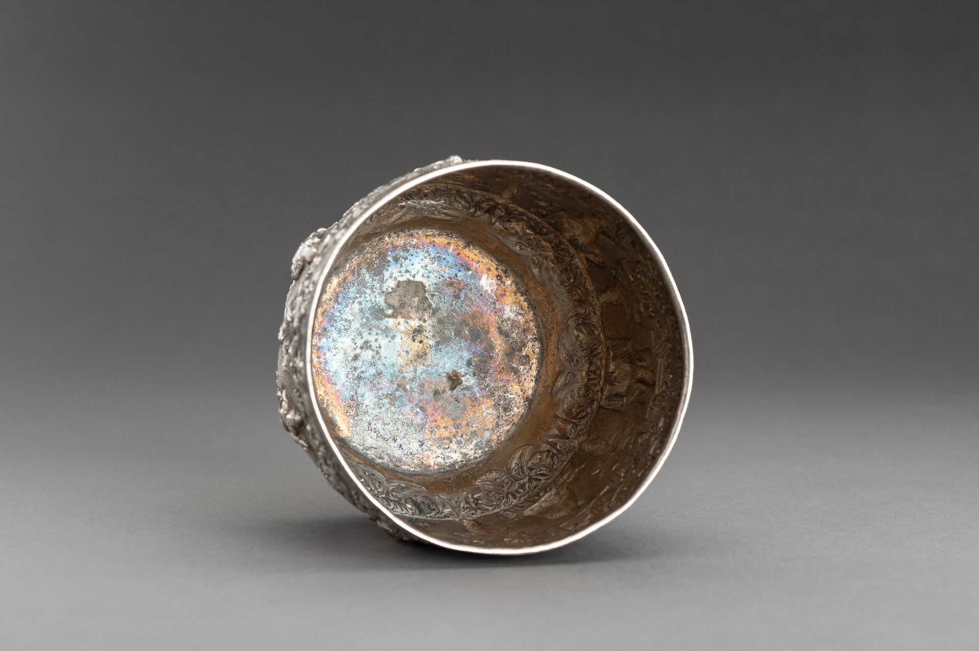 AN EMBOSSED SILVER BOWL WITH FIGURAL RELIEF - Image 11 of 12