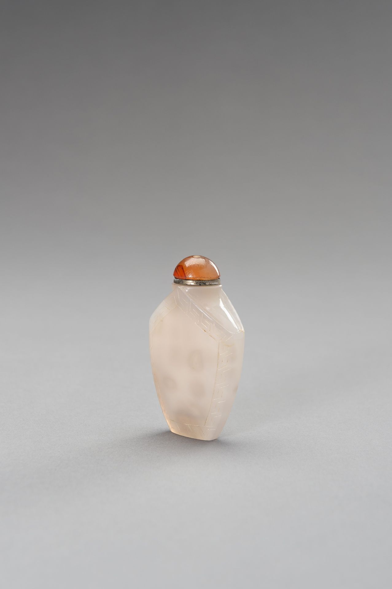 AN AGATE SNUFF BOTTLE, QING - Image 3 of 11