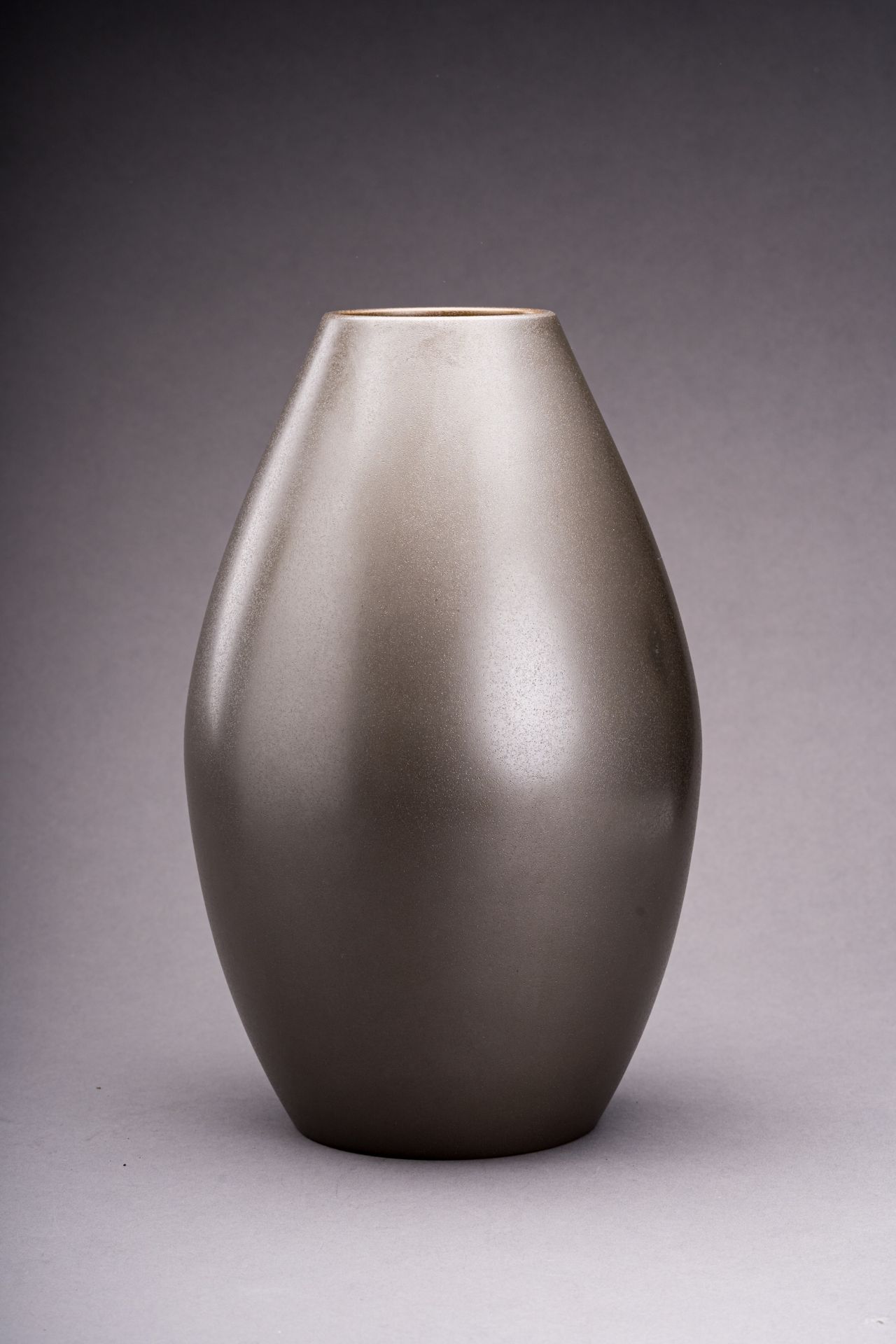A SILVER AND BRONZE PATINATED VASE, BY ARISU BIZAN (BORN 1937) - Image 5 of 10