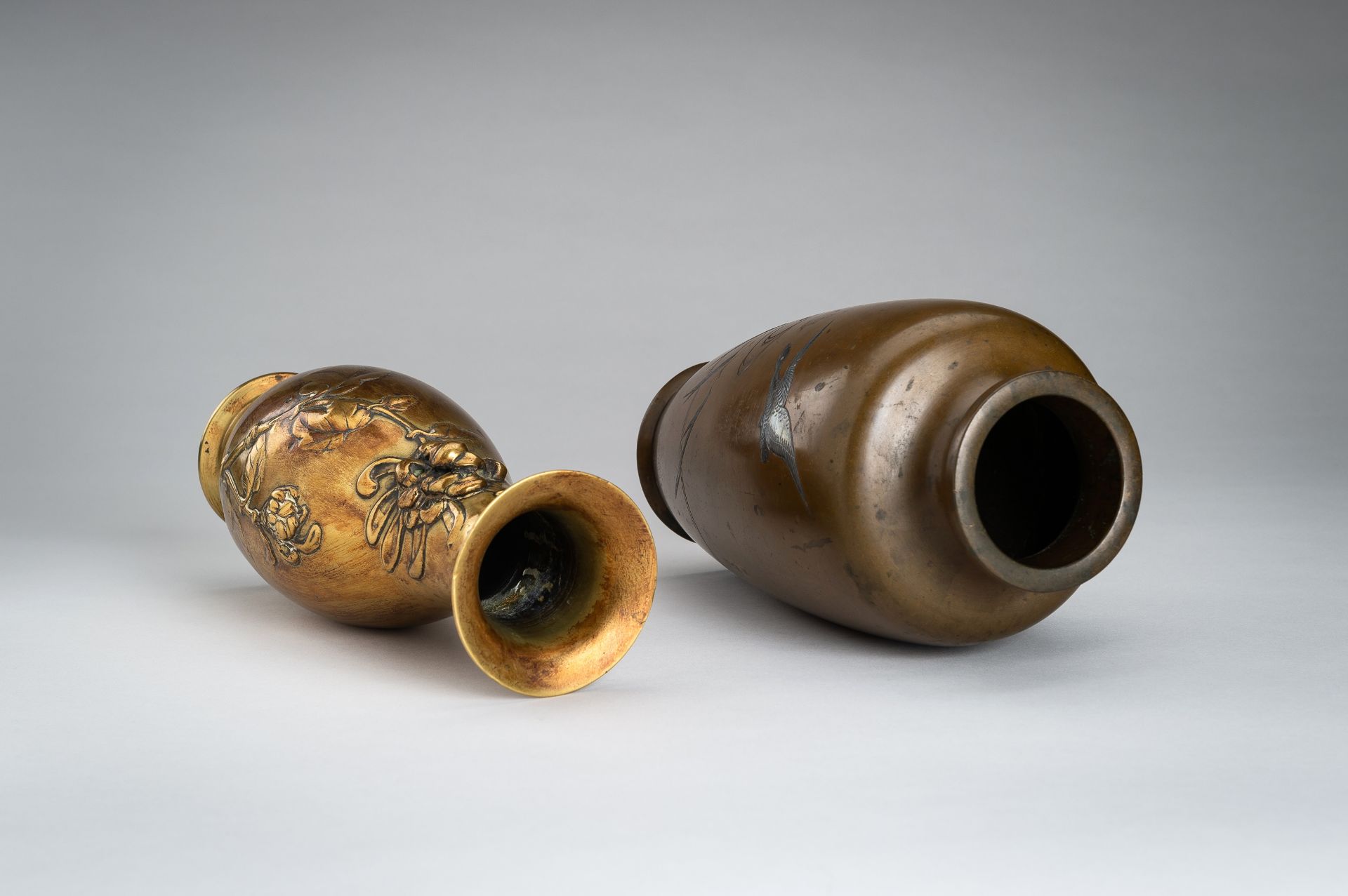 A LOT WITH TWO BRONZE VASES, MEIJI PERIOD - Image 11 of 12