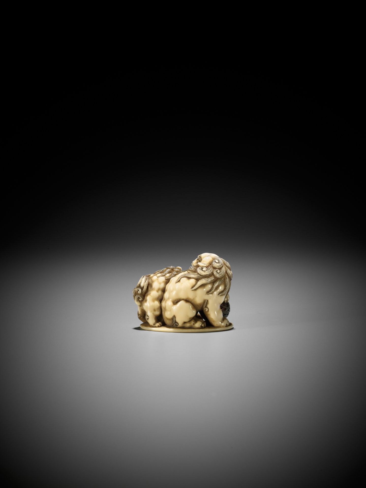 CHOUNSAI HIDECHIKA: A SUPERB IVORY NETSUKE OF A SHISHI WITH YOUNG AND BALL - Bild 4 aus 14