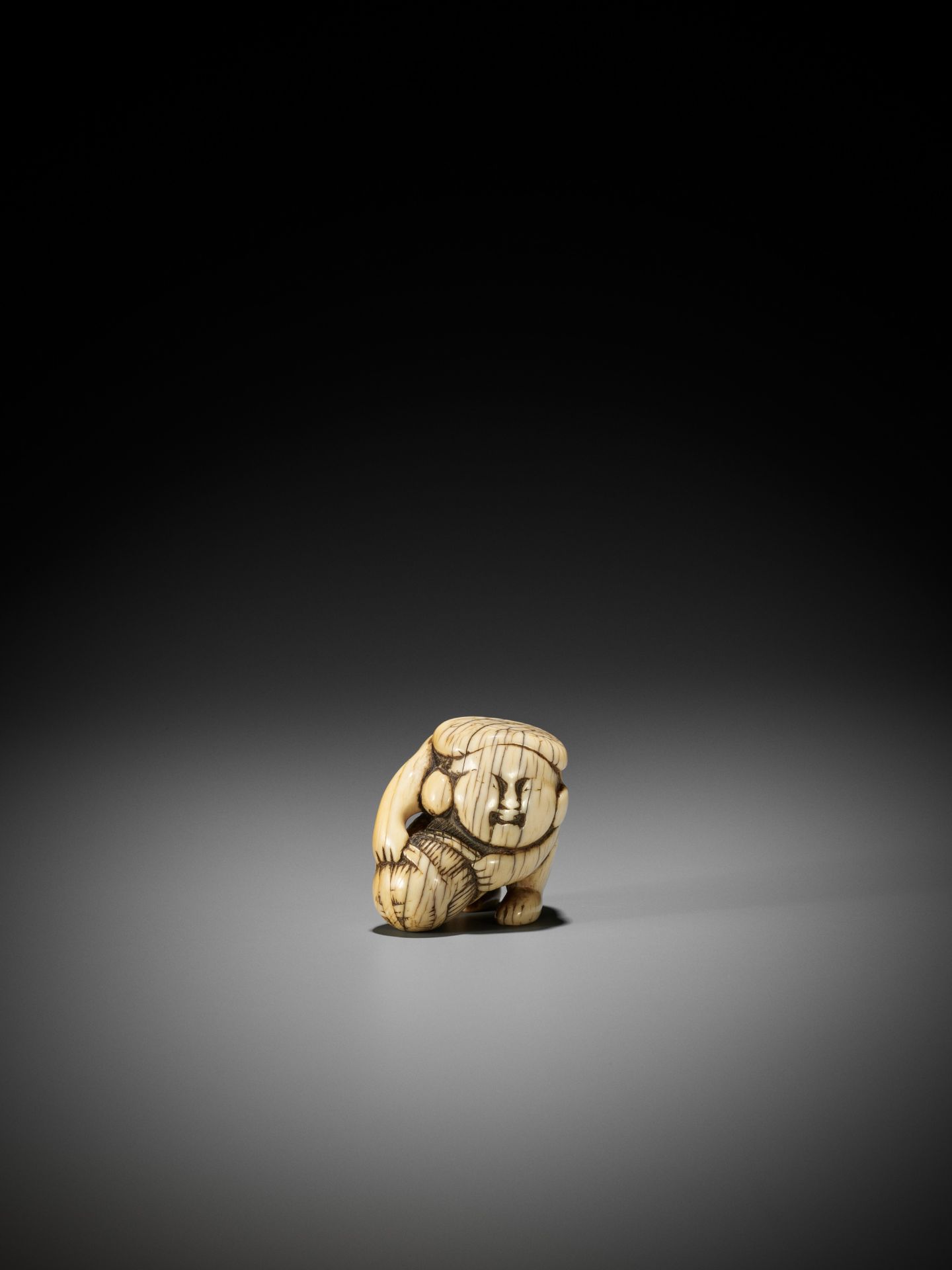 AN IVORY SHUNGA NETSUKE OF DAIKOKU WITH RICE BALE - Image 3 of 12