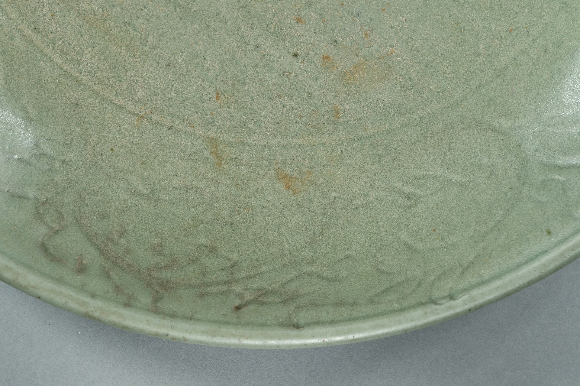 A MASSIVE LONGQUAN CELADON GLAZED PORCELAIN CHARGER, MING DYNASTY - Image 7 of 11