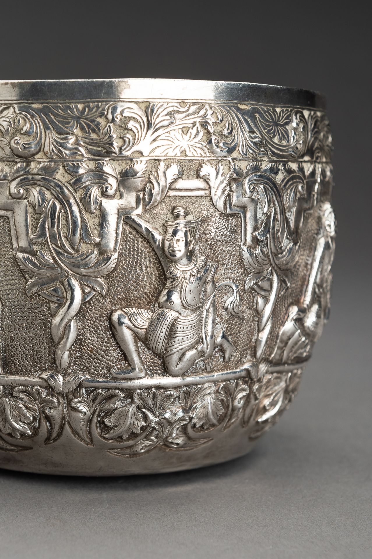 AN EMBOSSED SILVER BOWL WITH FIGURAL RELIEF - Bild 5 aus 12