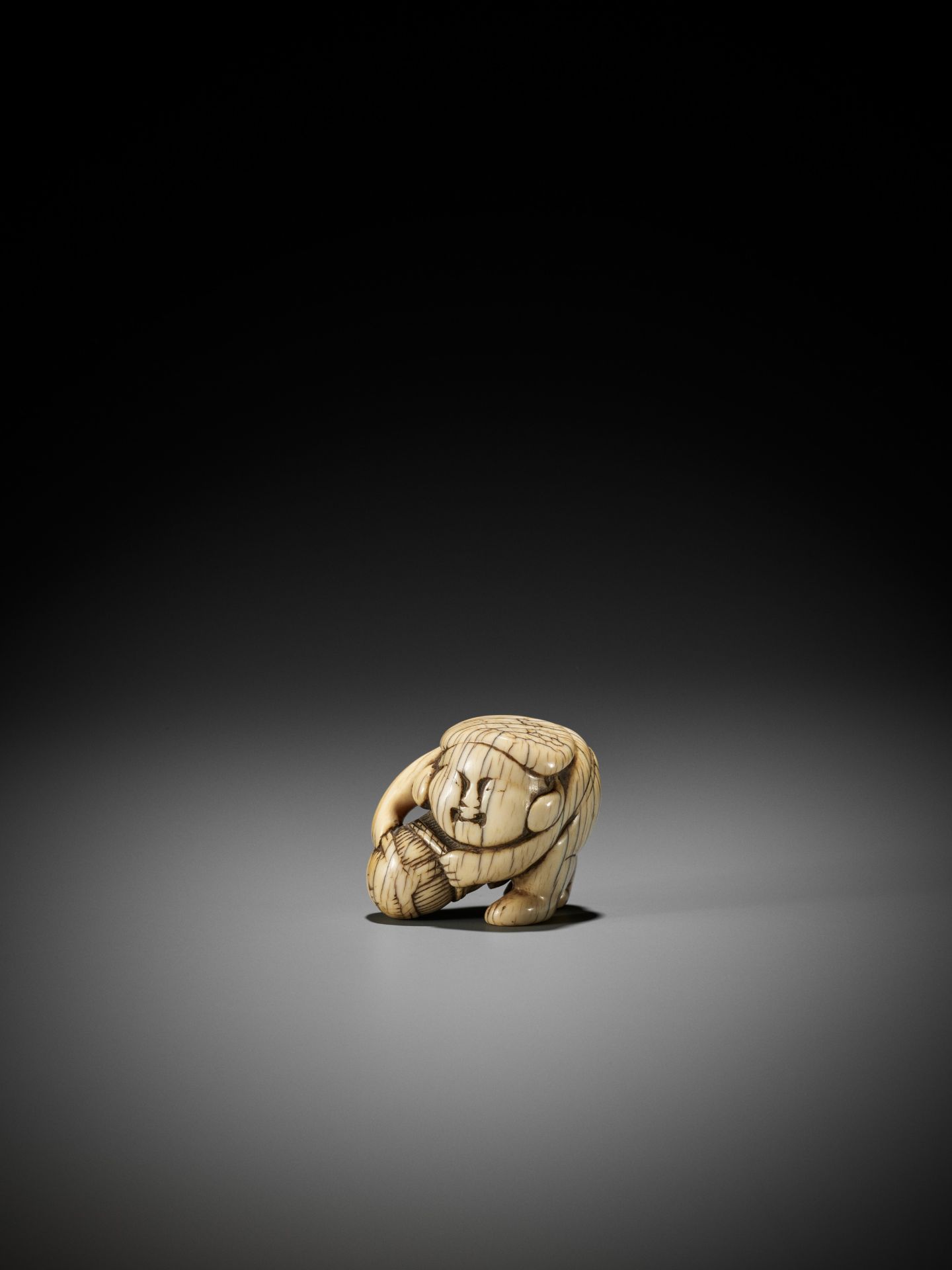 AN IVORY SHUNGA NETSUKE OF DAIKOKU WITH RICE BALE - Image 4 of 12