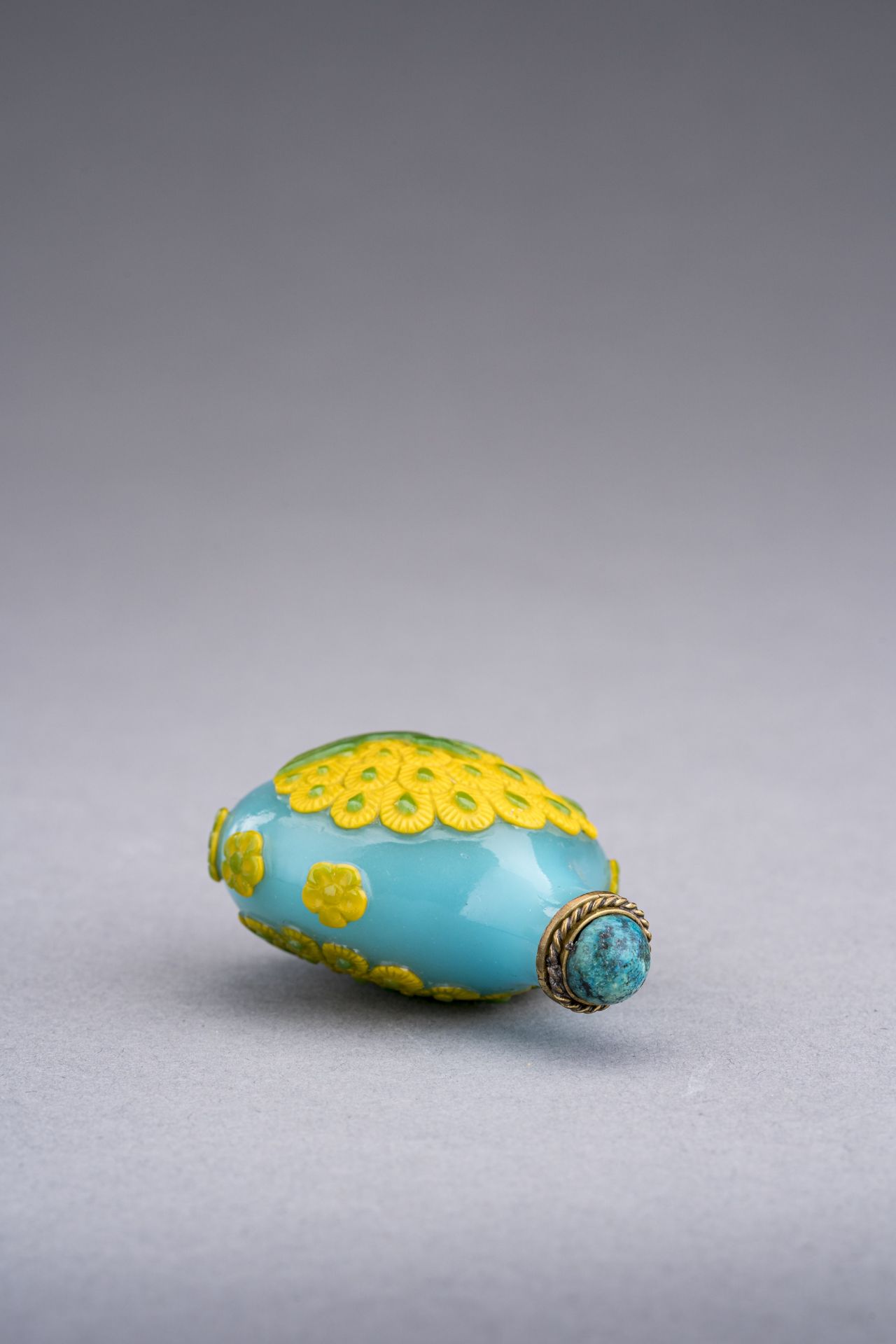 A YELLOW OVERLAY TURQUOISE GLASS 'PEACOCK' SNUFF BOTTLE - Image 5 of 6
