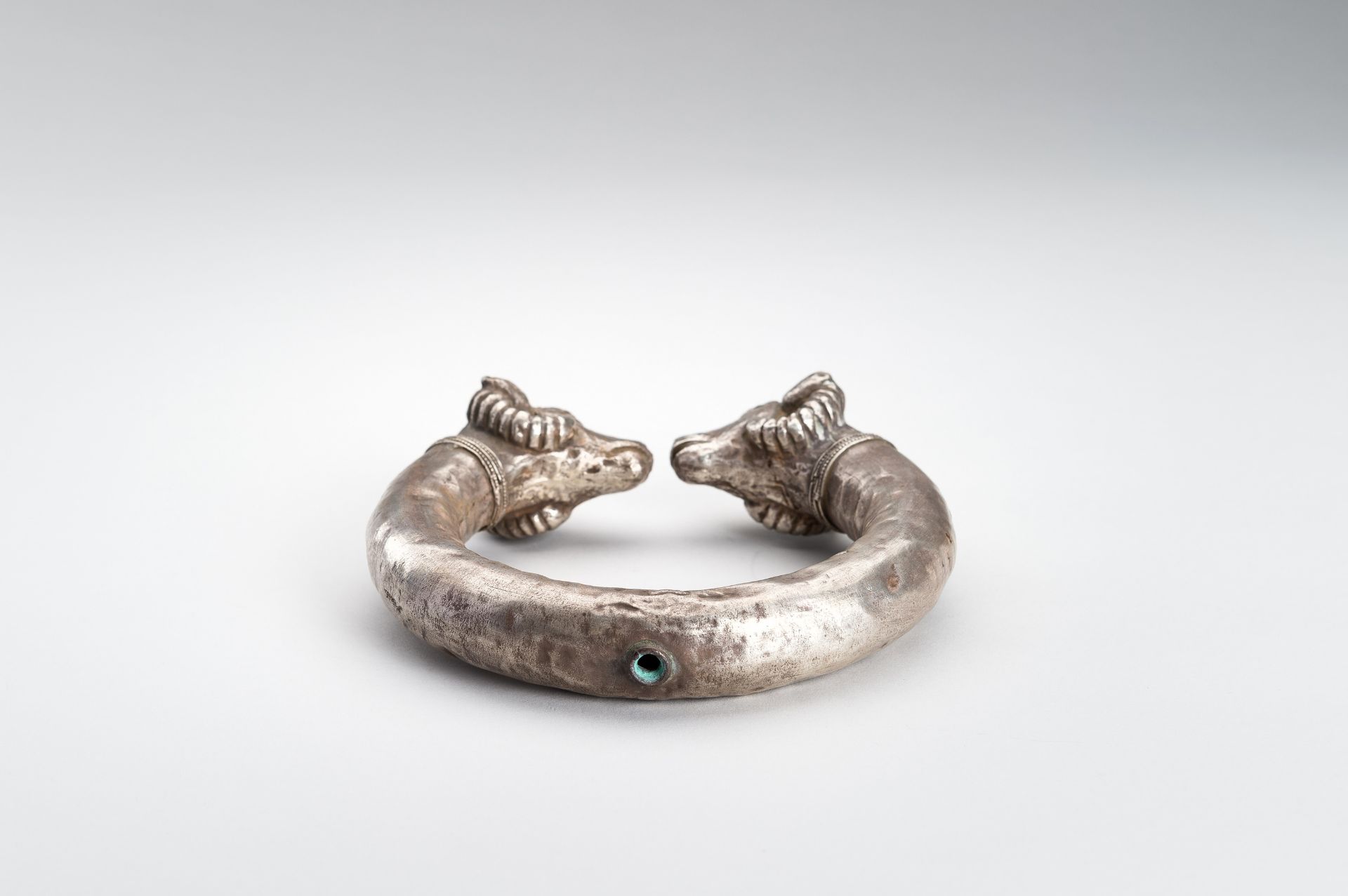 AN ACHAEMENID SILVER RAM-HEADED BRACELET - Bild 11 aus 12