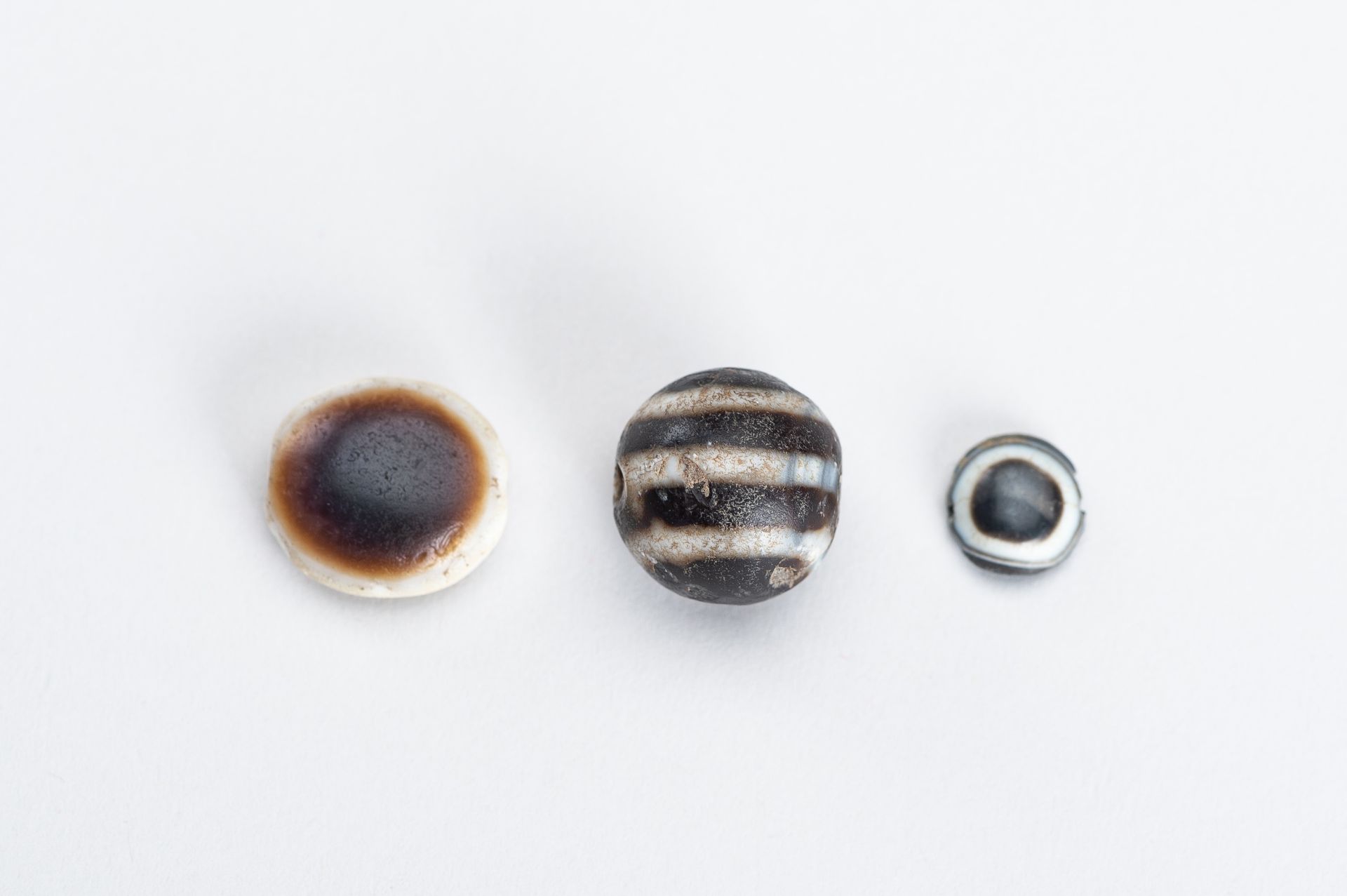 A LOT WITH THREE HIMALAYAN AGATE BUDDHA EYE BEADS - Image 10 of 10