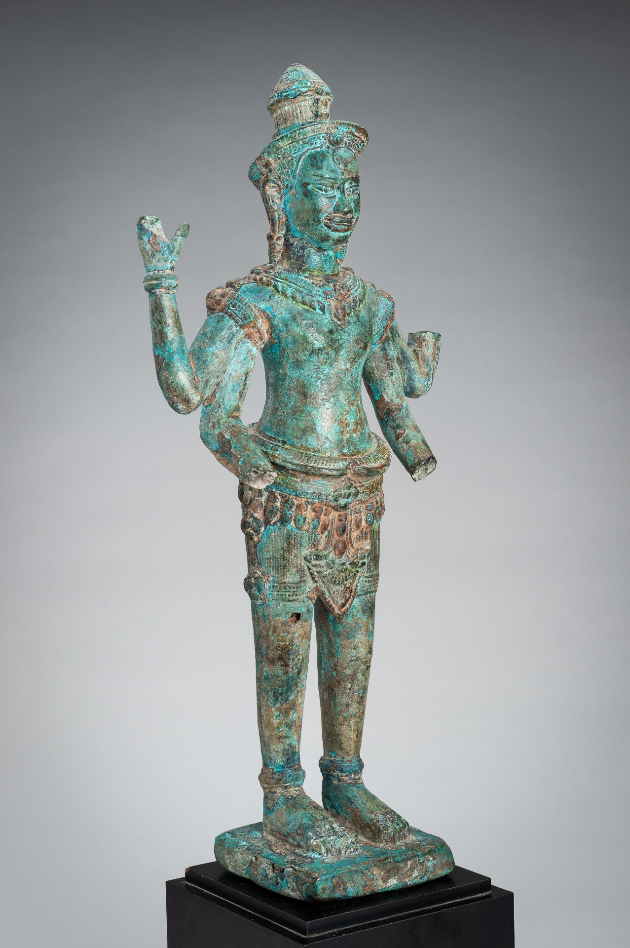 A KHMER STYLE BRONZE FIGURE OF VISHNU, c. 17th CENTURY - Image 9 of 14