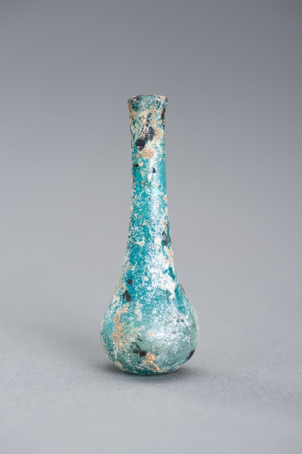 A GLASS STOPPER AND MINIATURE VASE - Image 3 of 11