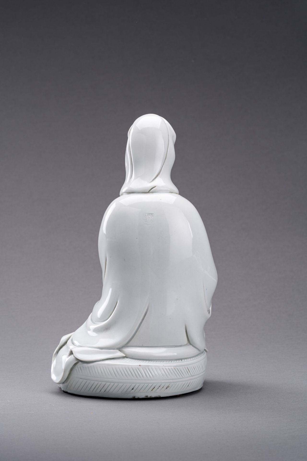 A DEHUA FIGURE OF GUANYIN, QING DYNASTY - Image 6 of 7