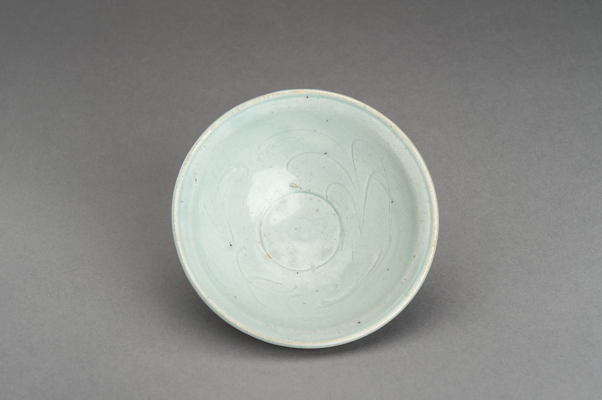 A QINGBAI GLAZED PORCELAIN BOWL WITH INCISED DECORATION - Bild 9 aus 12