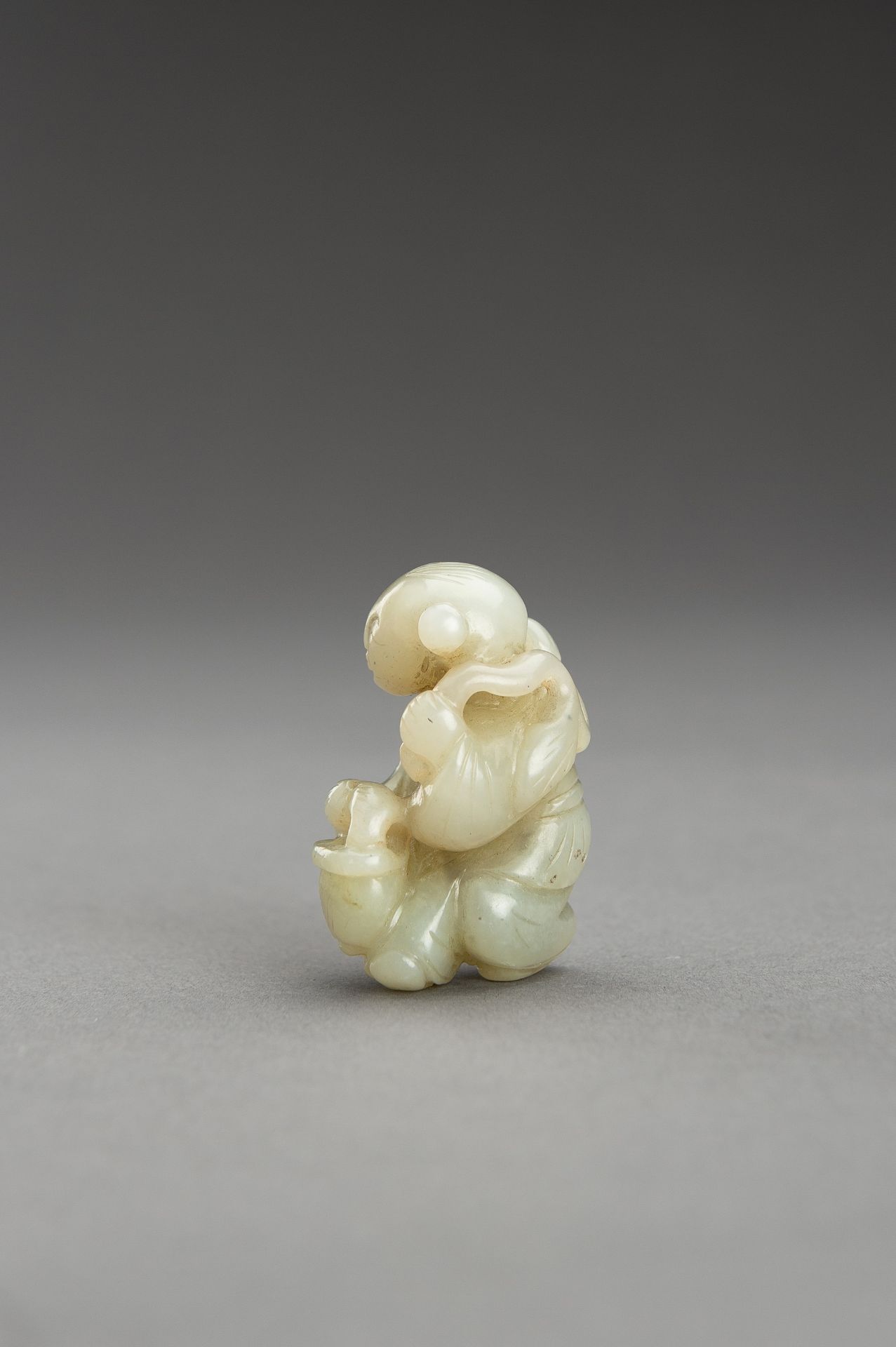 A SMALL PALE CELADON JADE FIGURE OF A BOY - Bild 7 aus 9