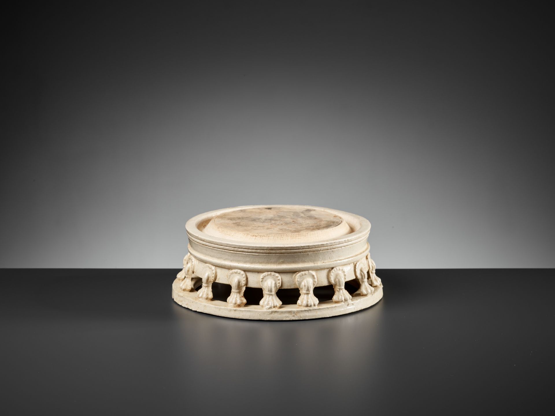 A RARE WHITE-GLAZED CIRCULAR INKSTONE, TANG REVIVAL - Image 6 of 10