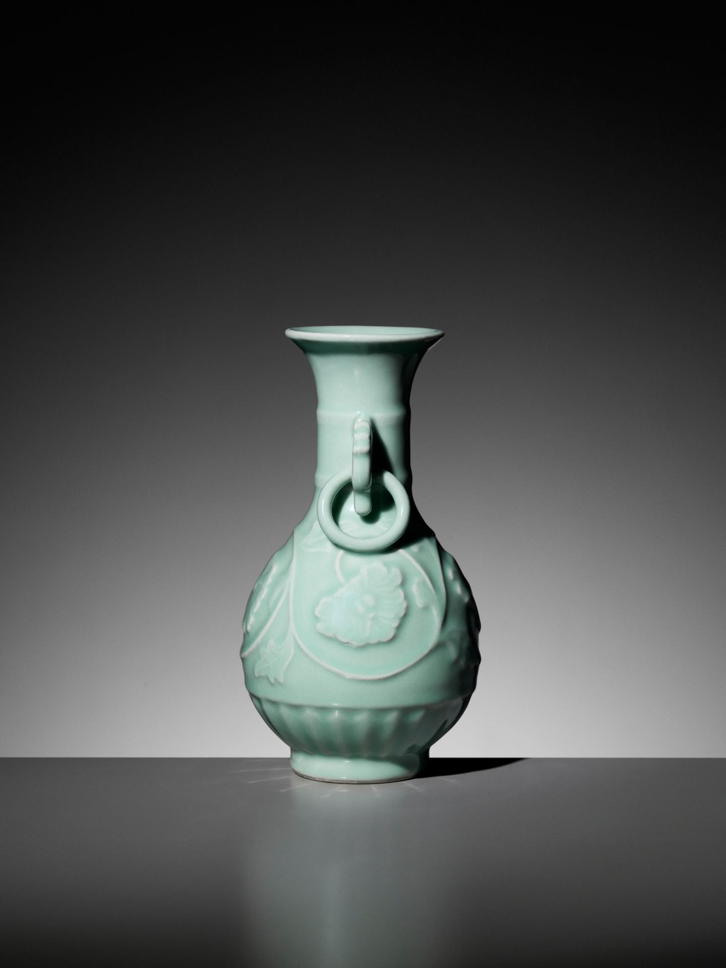 A LONGQUAN CELADON RING-HANDLED VASE, YUHUCHUNPING, 1900s - Bild 8 aus 12