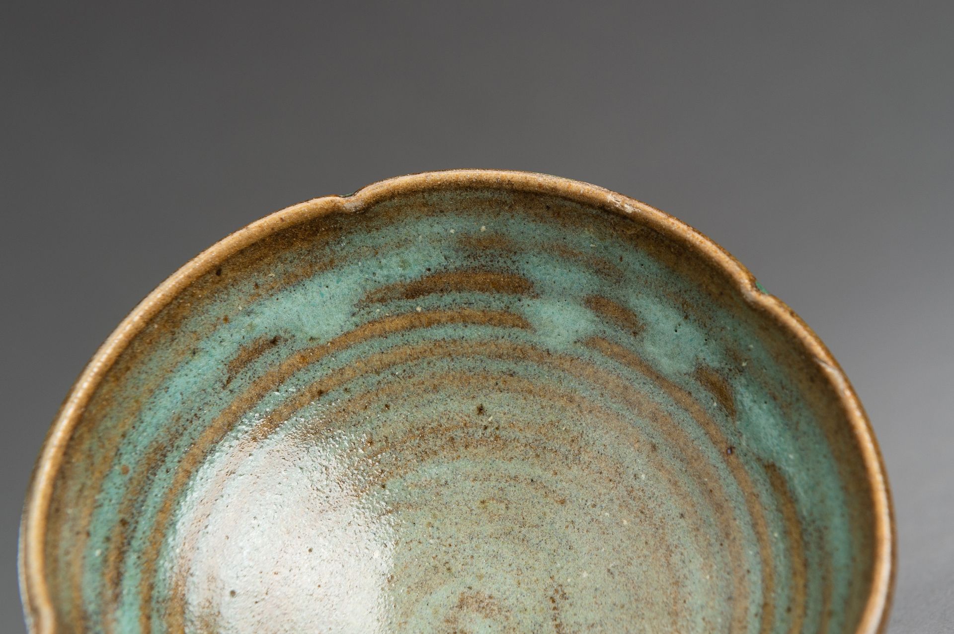 A LOBED TURQUOISE AND BROWN GLAZED CERAMIC BOWL - Image 3 of 12