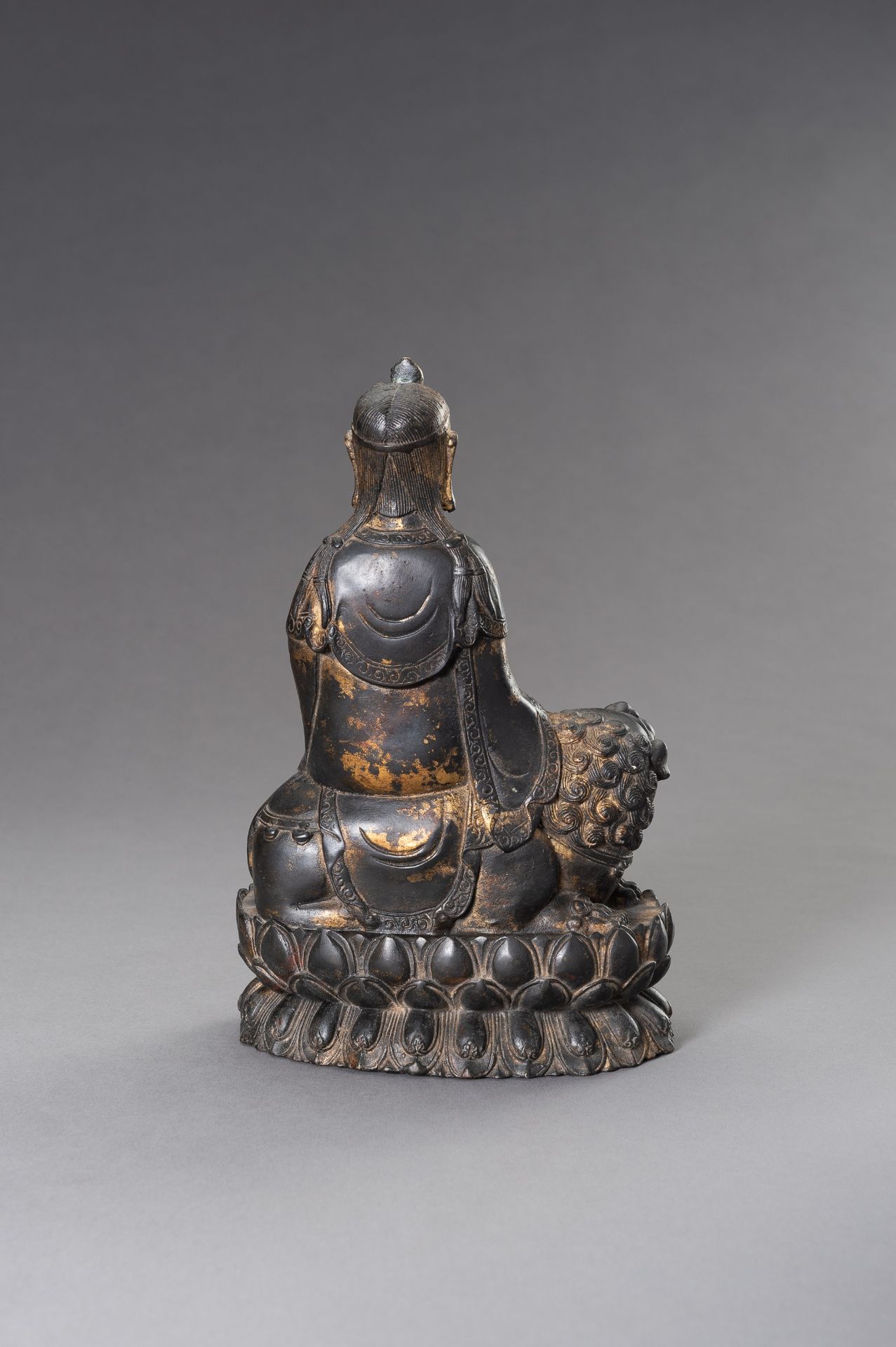 A BRONZE FIGURE OF MANJUSHRI SEATED ON A LION, 20TH CENTURY - Image 7 of 8