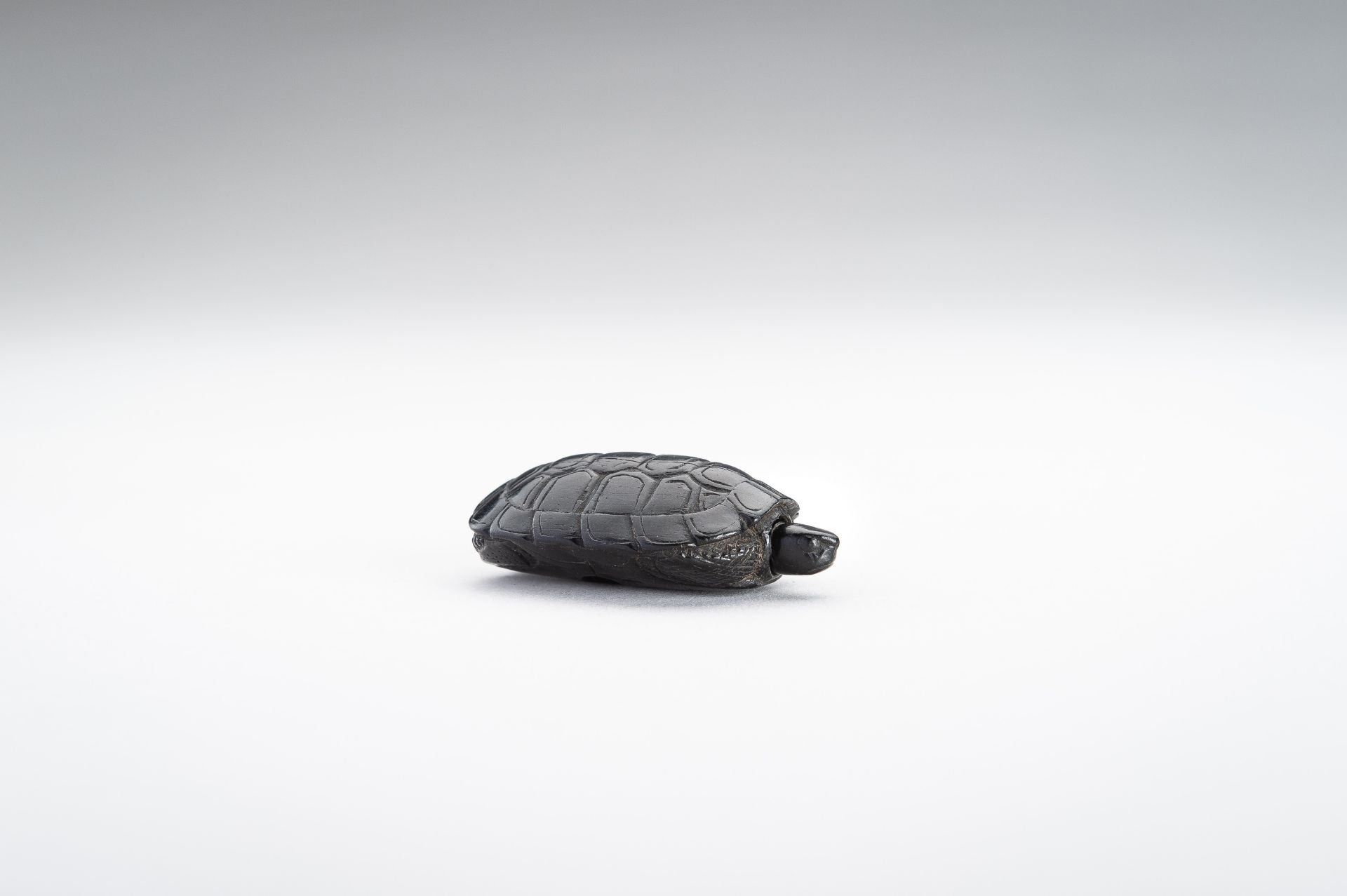 A WOOD NETSUKE OF A TORTOISE - Image 8 of 12