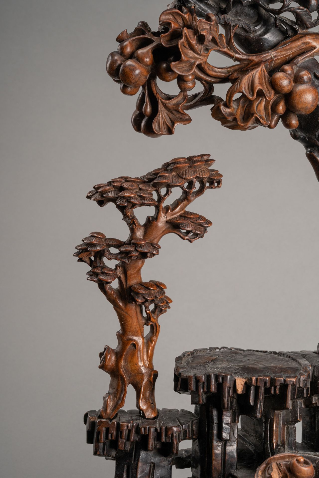 A LARGE CARVED BURLWOOD DISPLAY STAND - Image 3 of 8