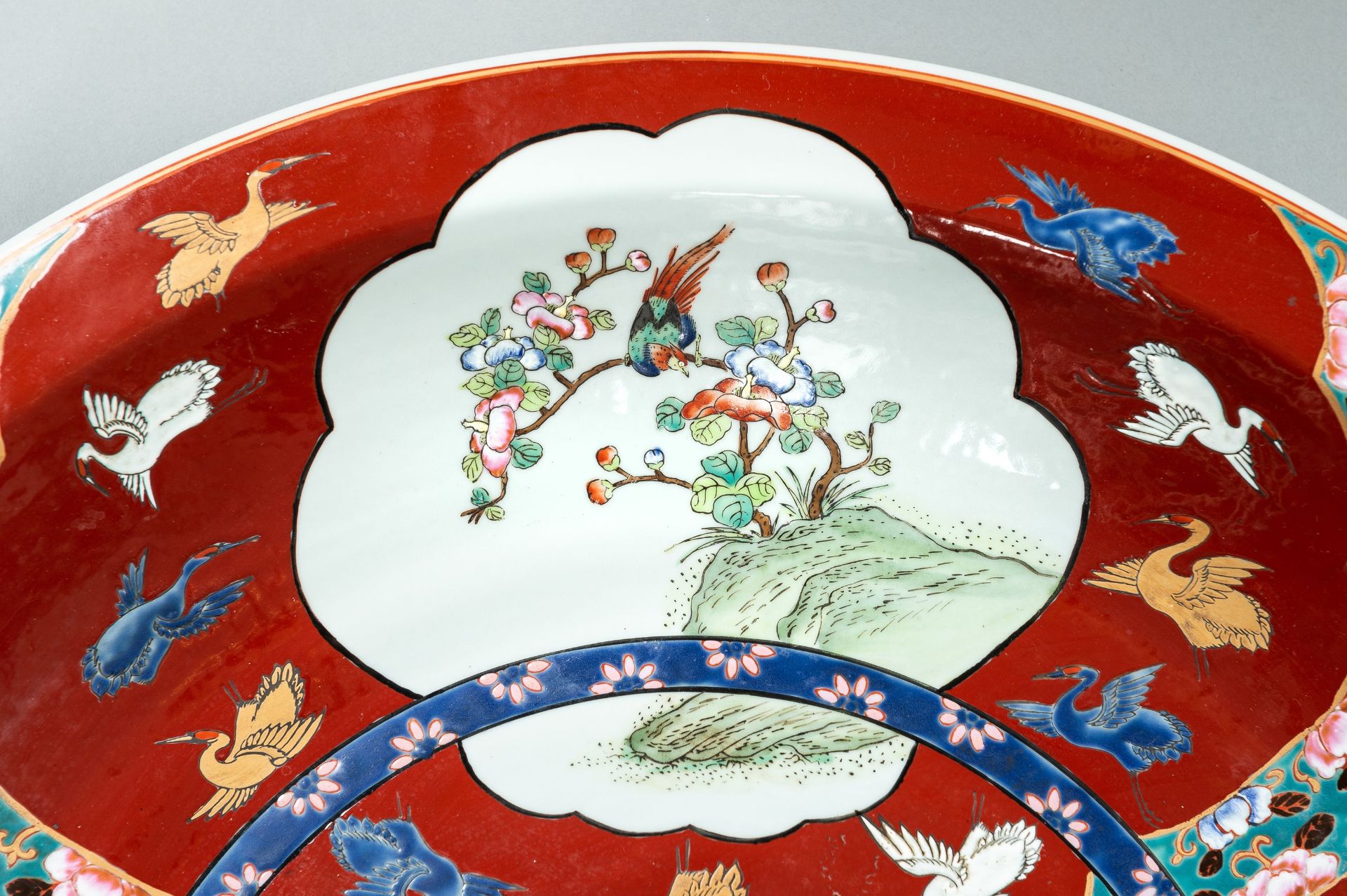 A MASSIVE ENAMELED IMARI PORCELAIN CHARGER, MEIJI - Image 7 of 10