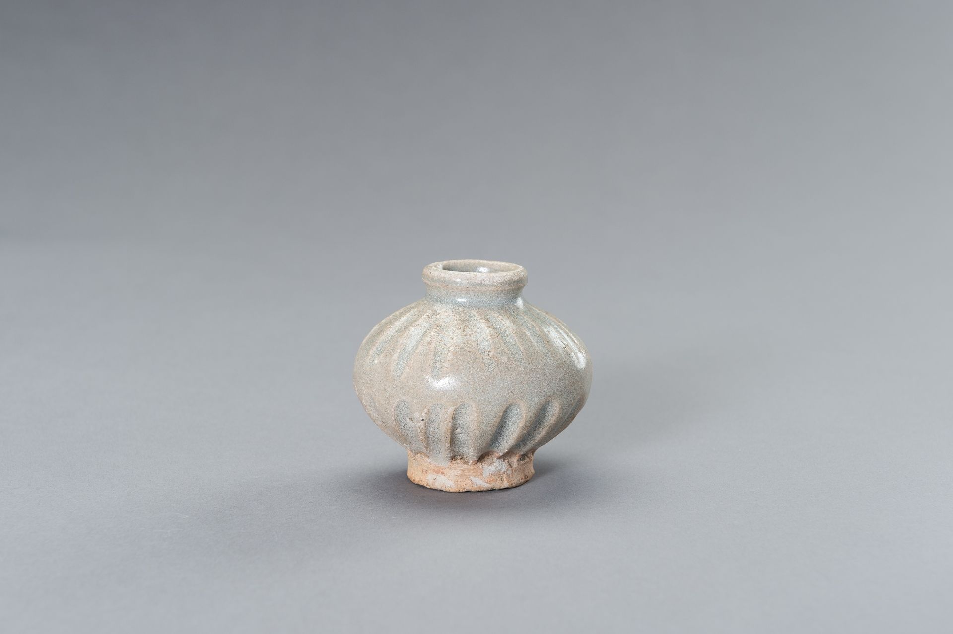 A SMALL CELADON-GLAZED CERAMIC JARLET - Image 4 of 8