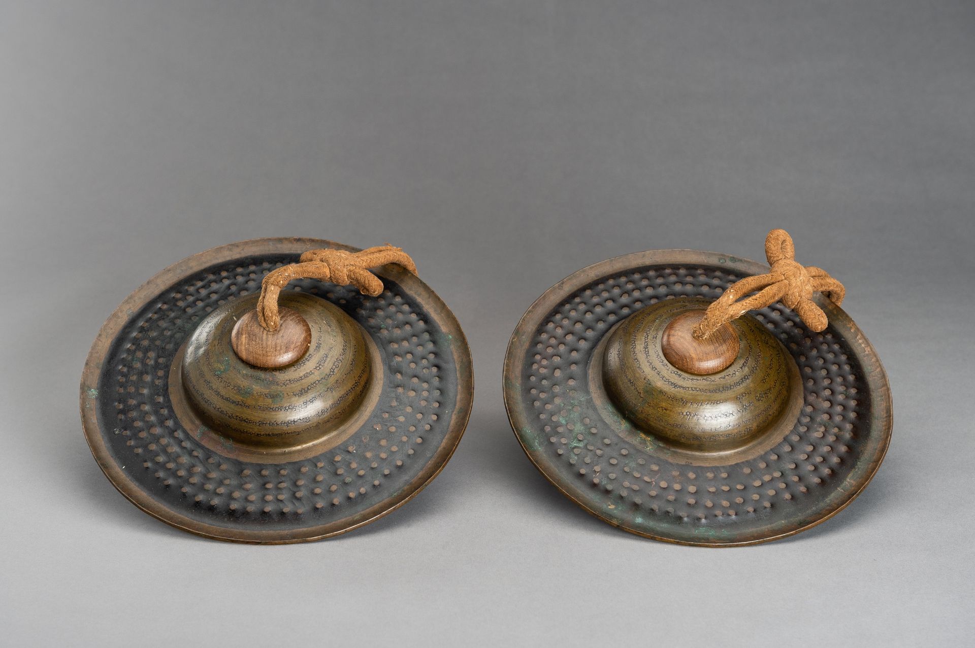 A PAIR OF BRONZE CYMBALS - Bild 7 aus 13