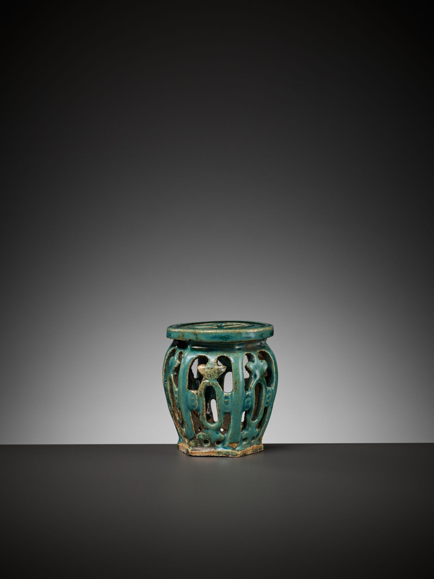 A RETICULATED JIAOZHI CERAMIC PEDESTAL, QING DYNASTY - Image 5 of 10