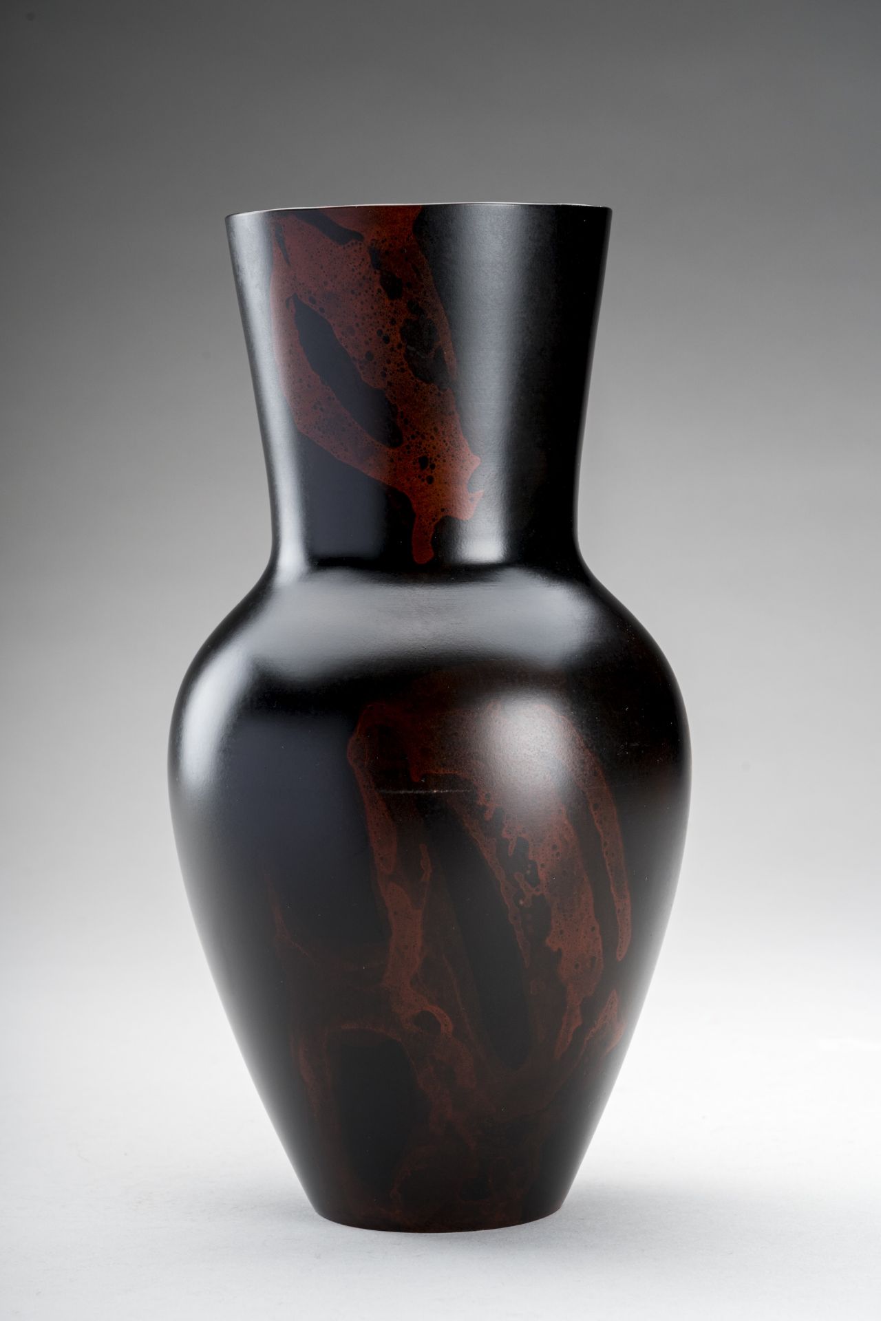 A FINE PATINATED BRONZE VASE WITH RED SPLASHES - Image 2 of 9