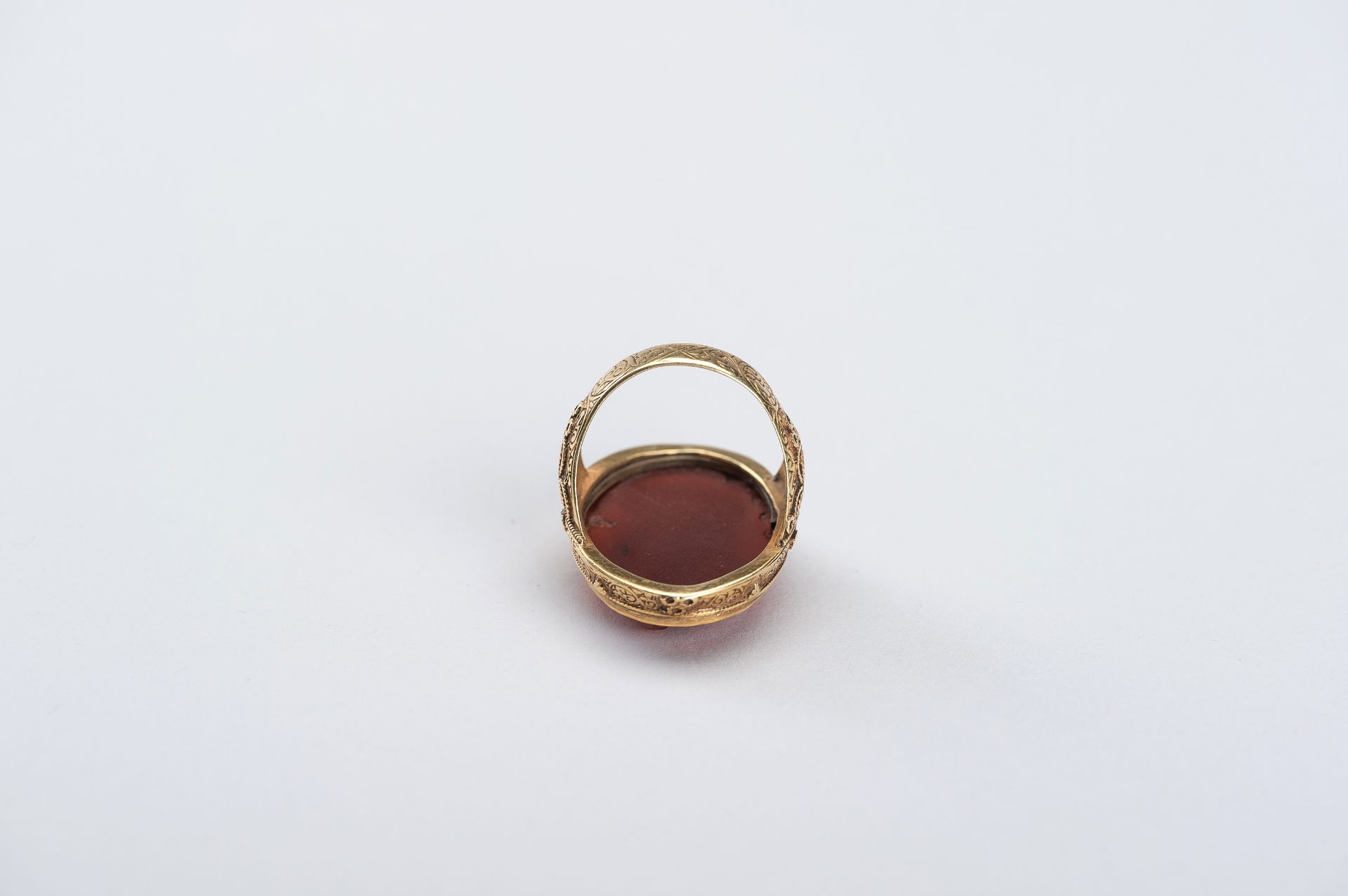 AN INDO-PERSIAN GOLD RING WITH CARNELIAN INTAGLIO - Image 10 of 10