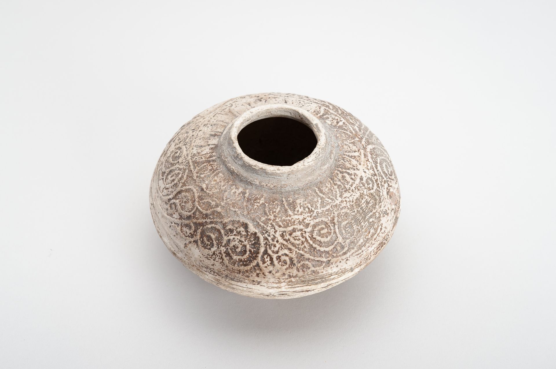 A LOT WITH TWO WESTERN ASIATIC-STYLE POTTERY ITEMS - Image 4 of 14