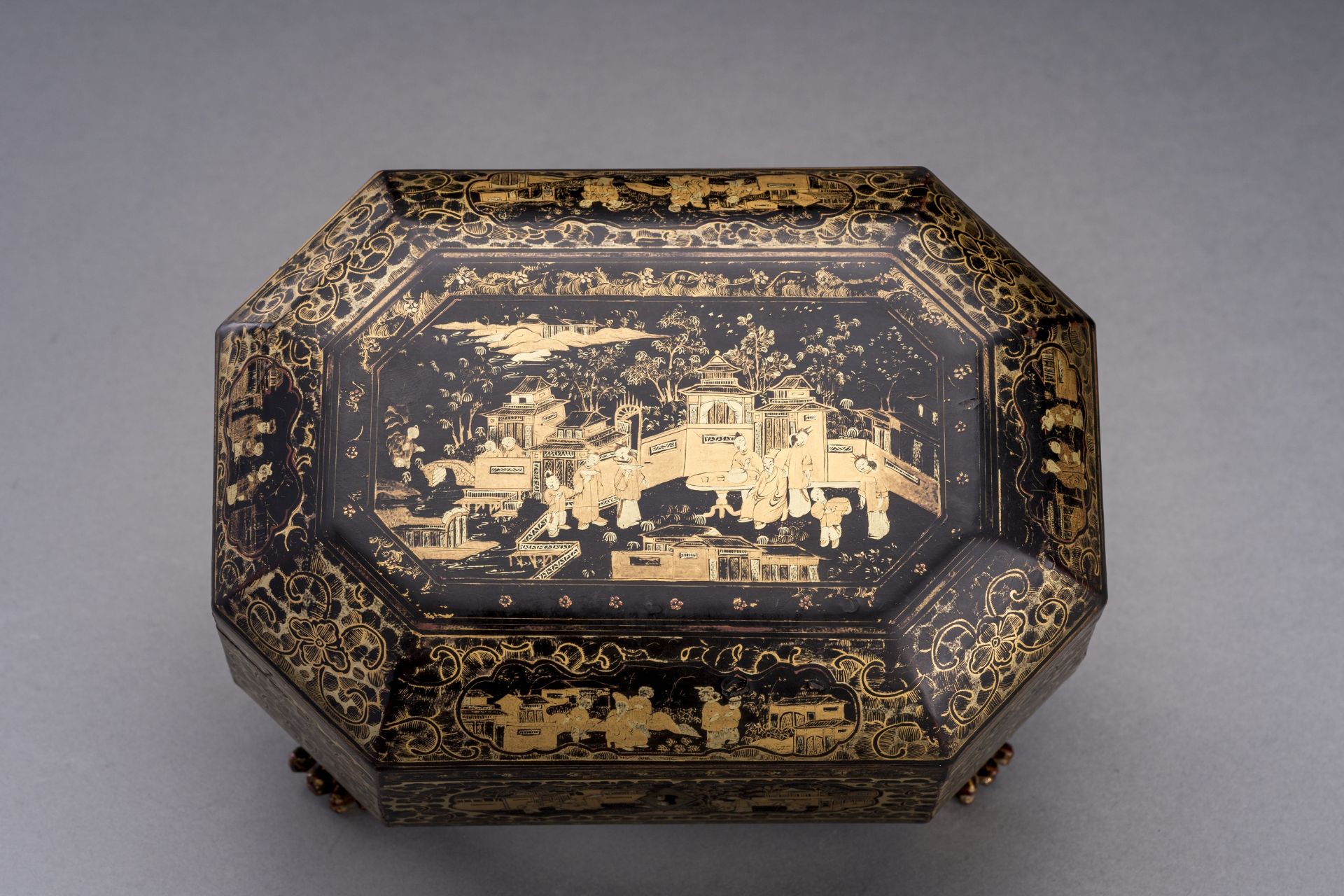 AN OCTAGONAL EXPORT LAQUER BOX WITH FIGURAL SCENES - Image 11 of 11