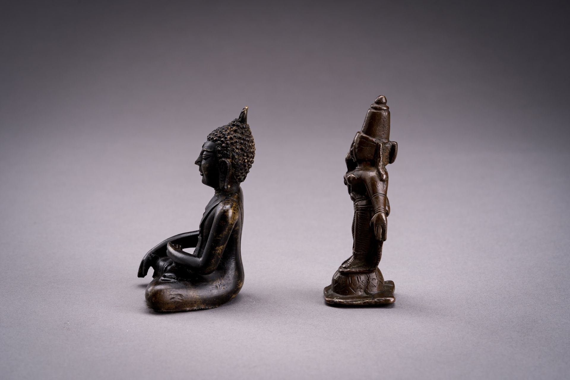 TWO INDIAN MINIATURE BRONZE FIGURES OF BUDDHA AND DEVI - Bild 8 aus 10