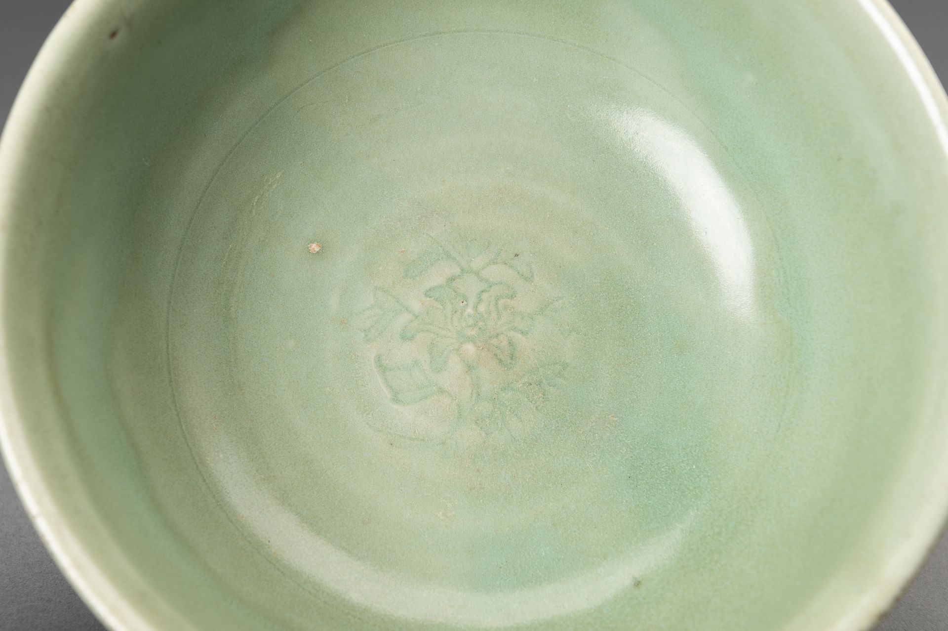 A MING STYLE LONGQUAN CELADON PORCELAIN BOWL - Image 7 of 15