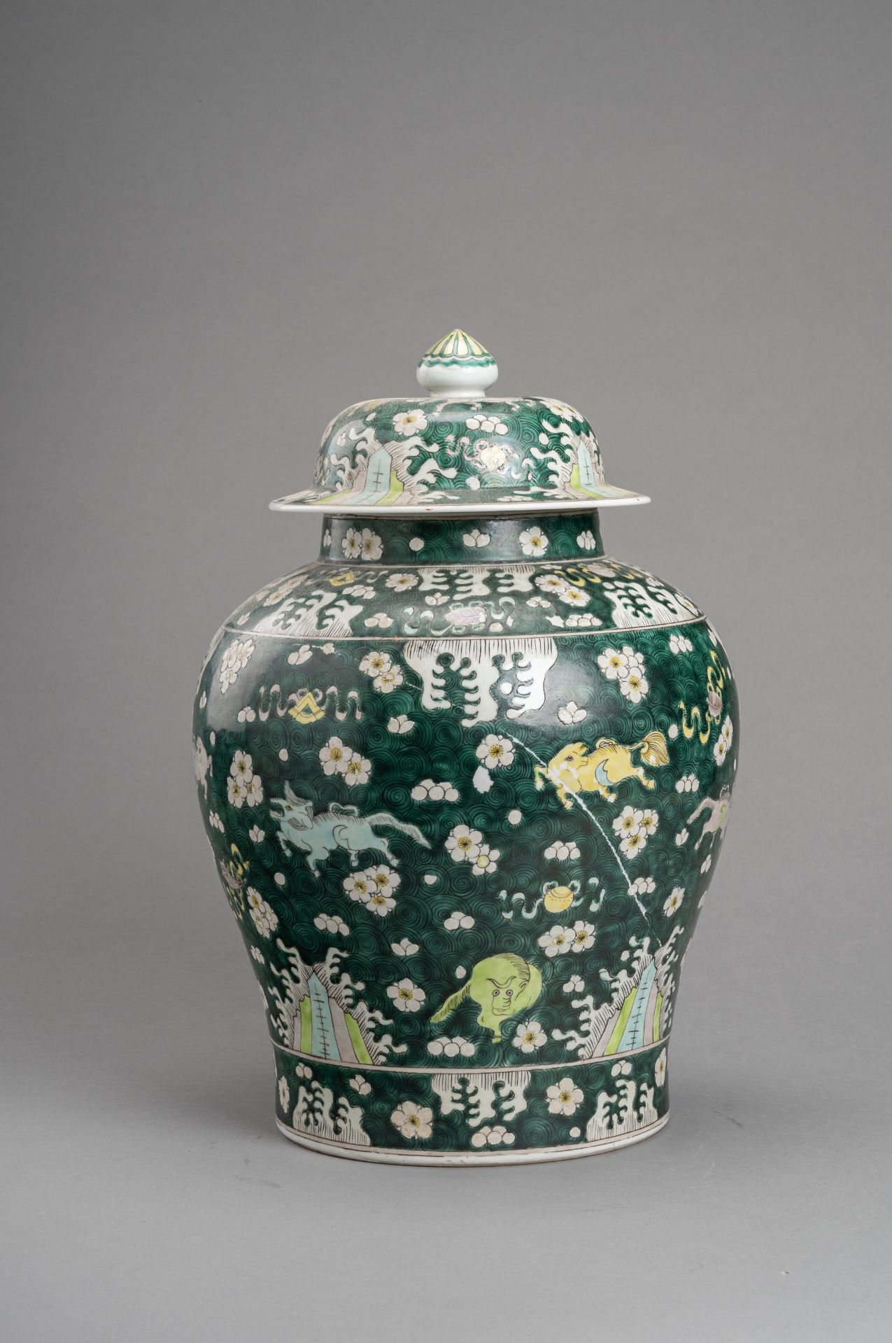 A PORCELAIN FAMILLE VERTE BALUSTER JAR AND COVER, QING - Image 6 of 9