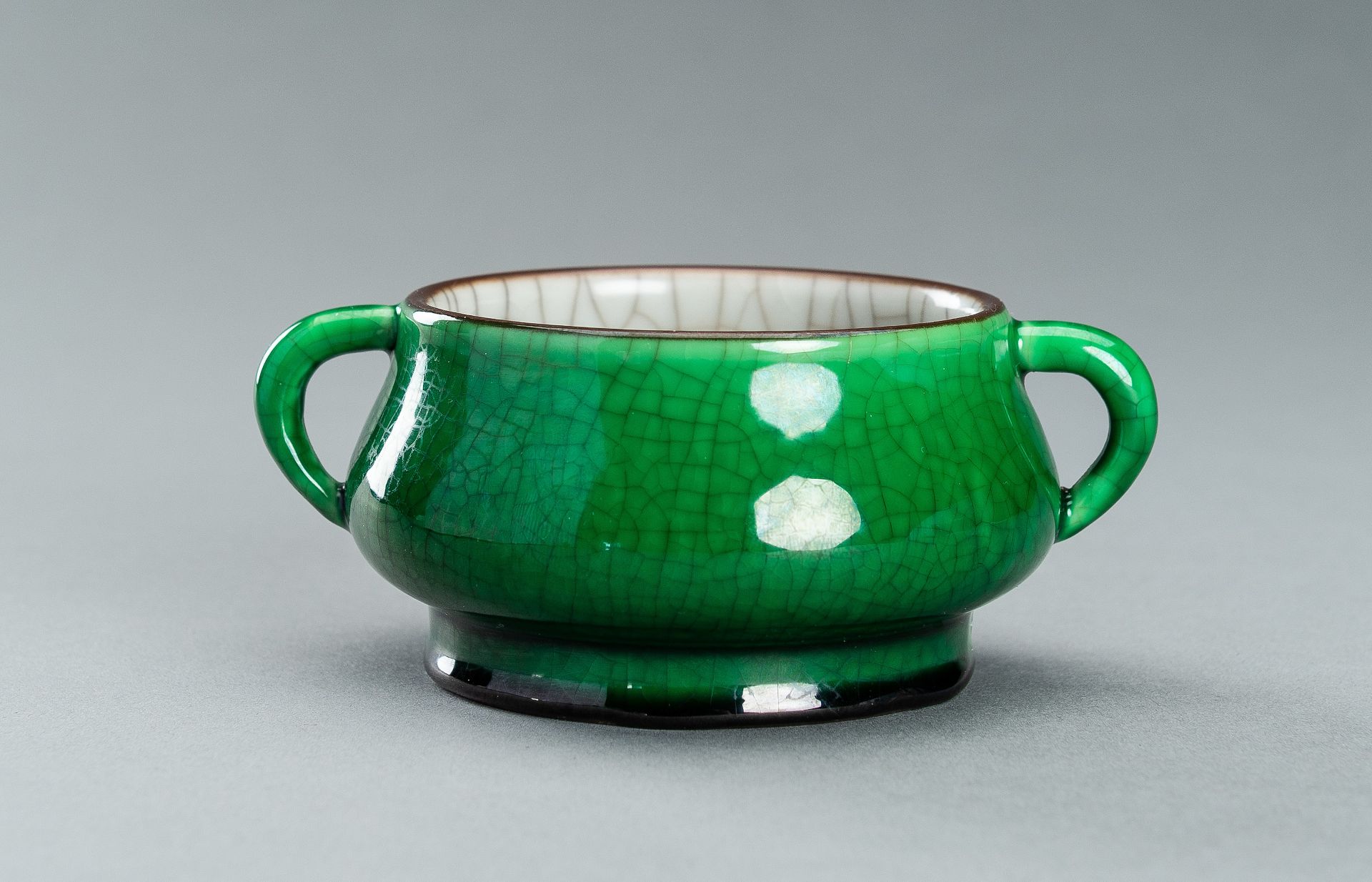 AN APPLE-GREEN GLAZED PORCELAIN CENSER, QING DYNASTY