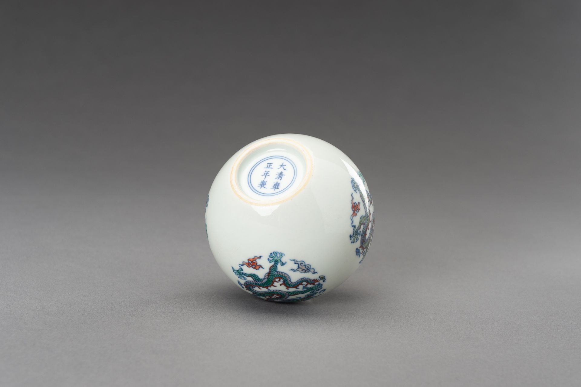 A DOUCAI 'DRAGON' PORCELAIN BRUSHWASHER, 1930s - Image 11 of 12