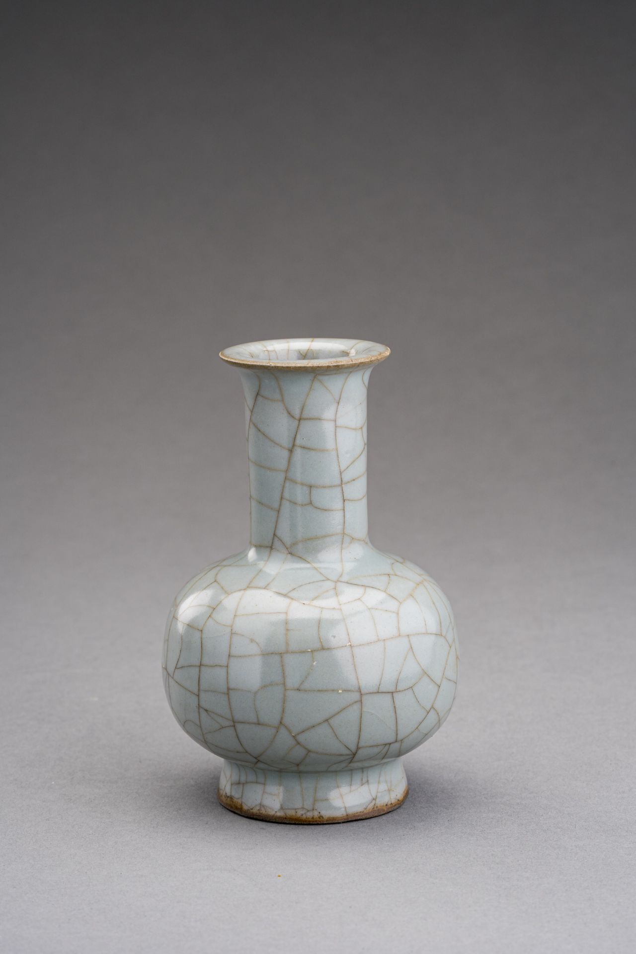 A GUAN-STYLE CELADON GLAZED PORCELAIN BOTTLE VASE, QING DYNASTY - Image 4 of 7