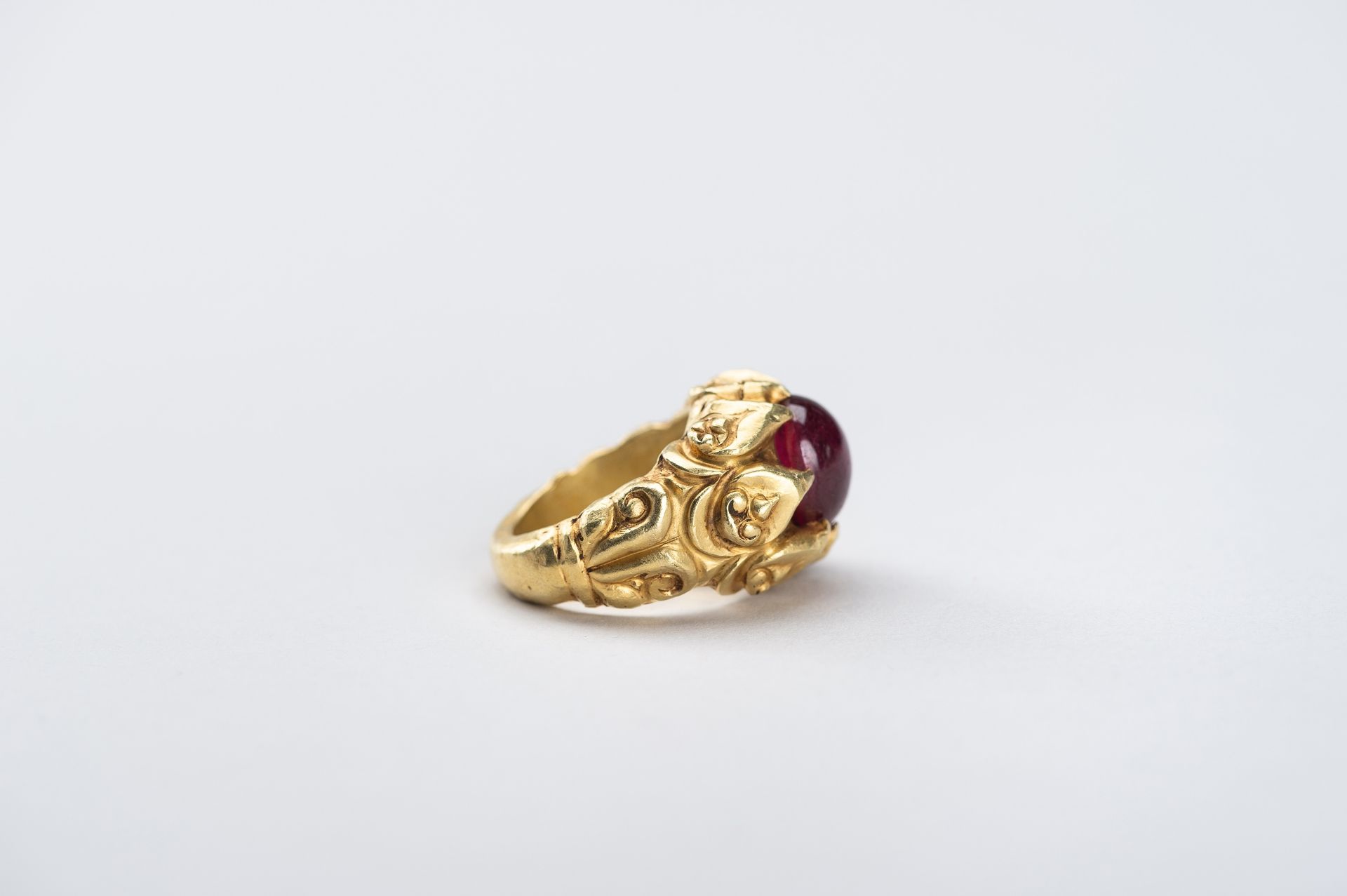 A BURMESE GOLD RING WITH 3 CARAT RUBY - Image 6 of 10