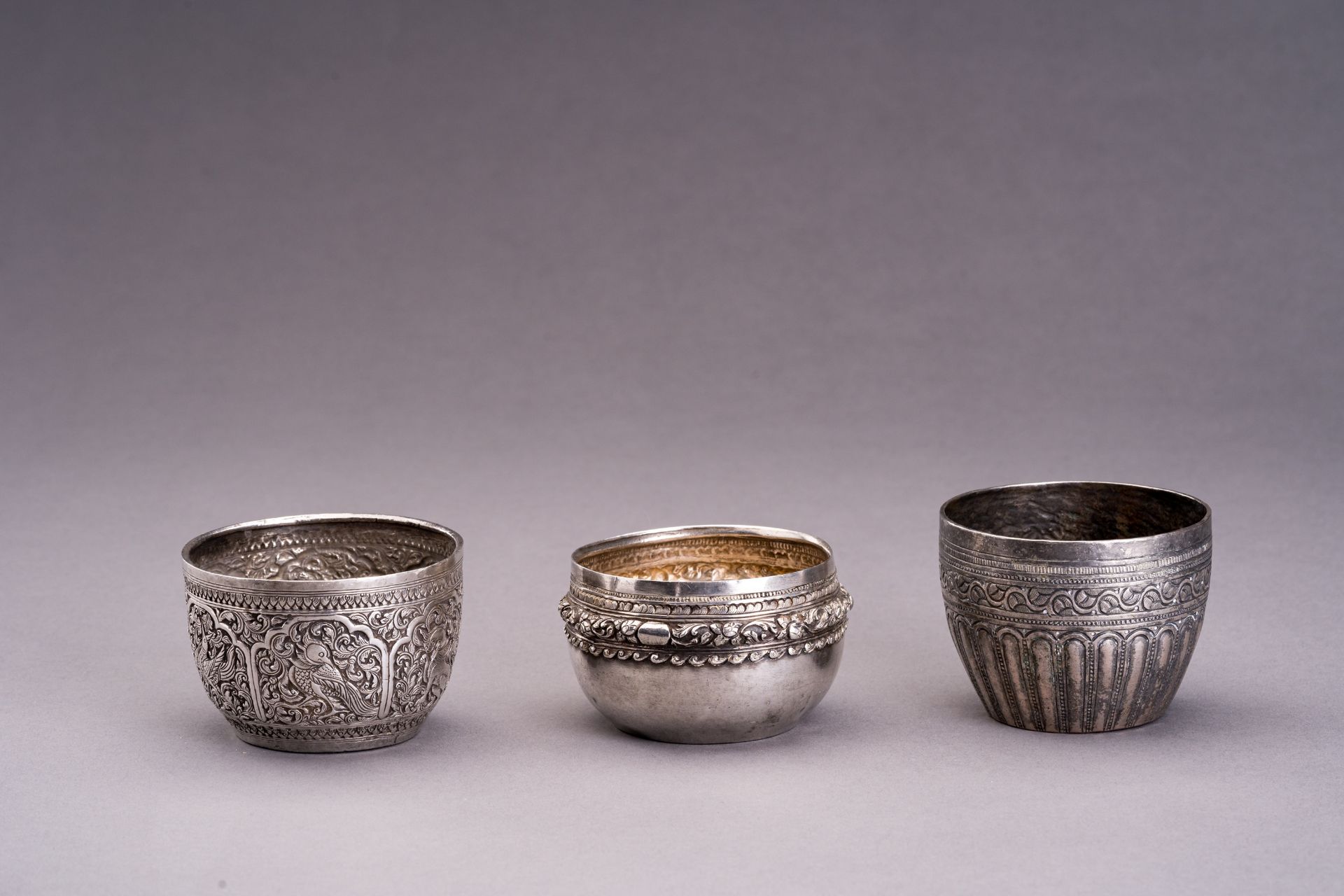 A LOT WITH THREE EMBOSSED SILVER BOWLS - Bild 6 aus 9