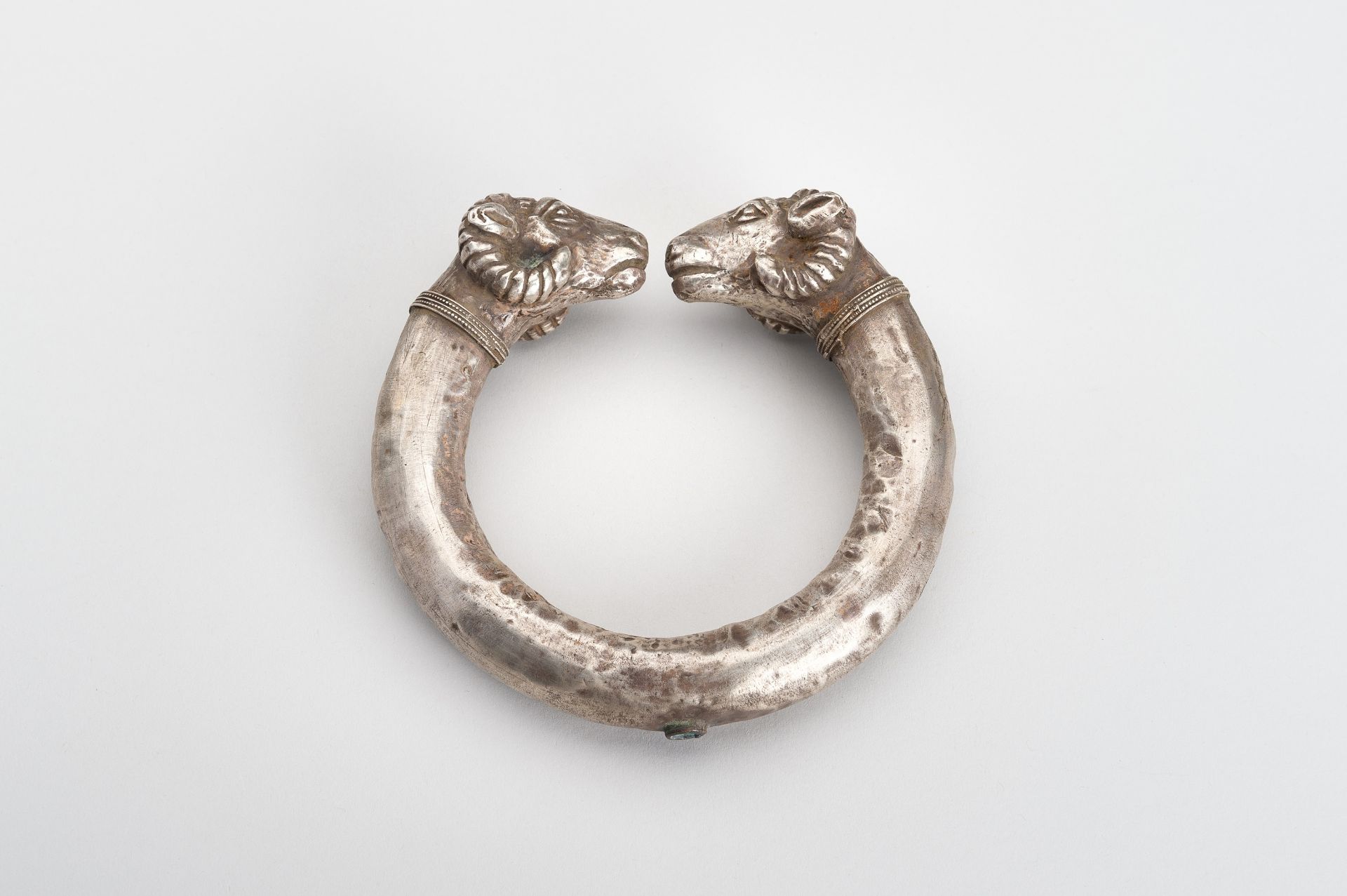 AN ACHAEMENID SILVER RAM-HEADED BRACELET - Bild 5 aus 12