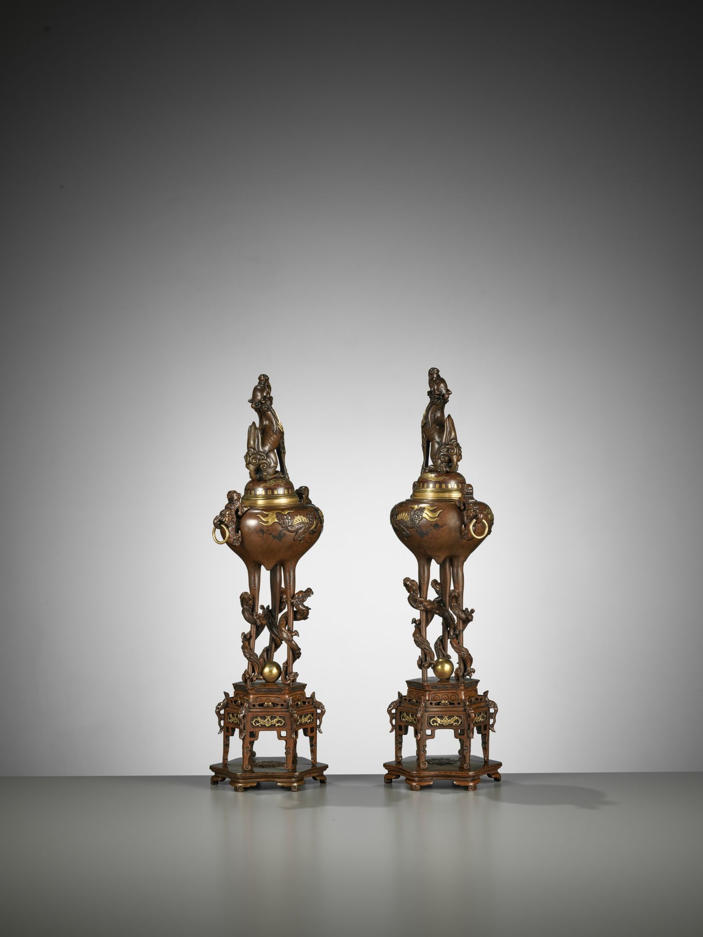 A PAIR OF SUPERB GOLD-INLAID BRONZE 'MYTHICAL BEASTS' KORO (INCENSE BURNERS) AND COVERS - Image 12 of 20