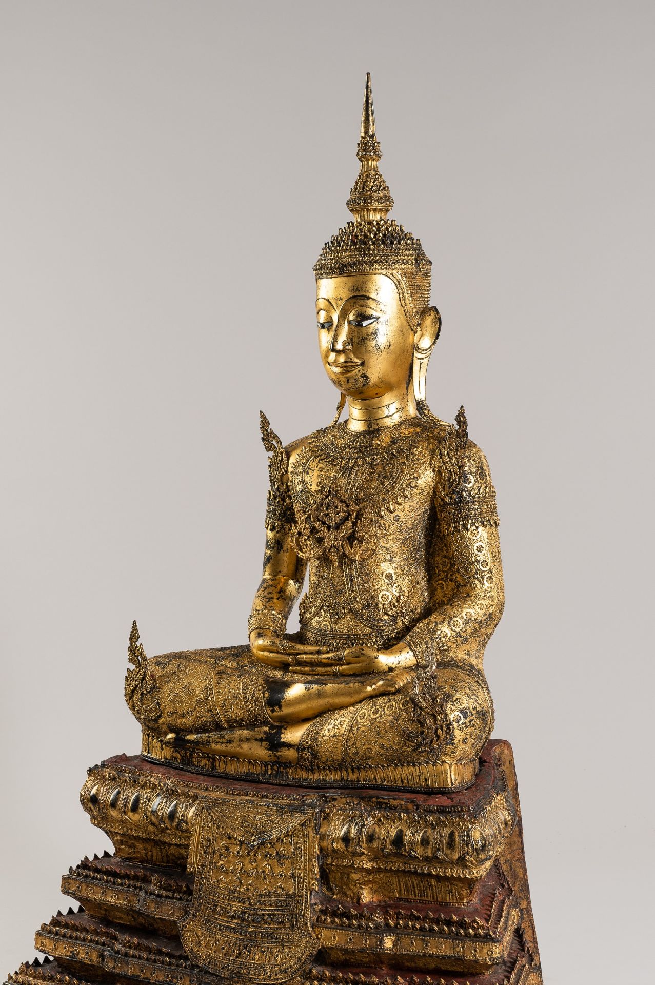 AN IMPRESSIVE LACQUER GILT BRONZE FIGURE OF BUDDHA, RATTANAKOSIN - Image 19 of 22