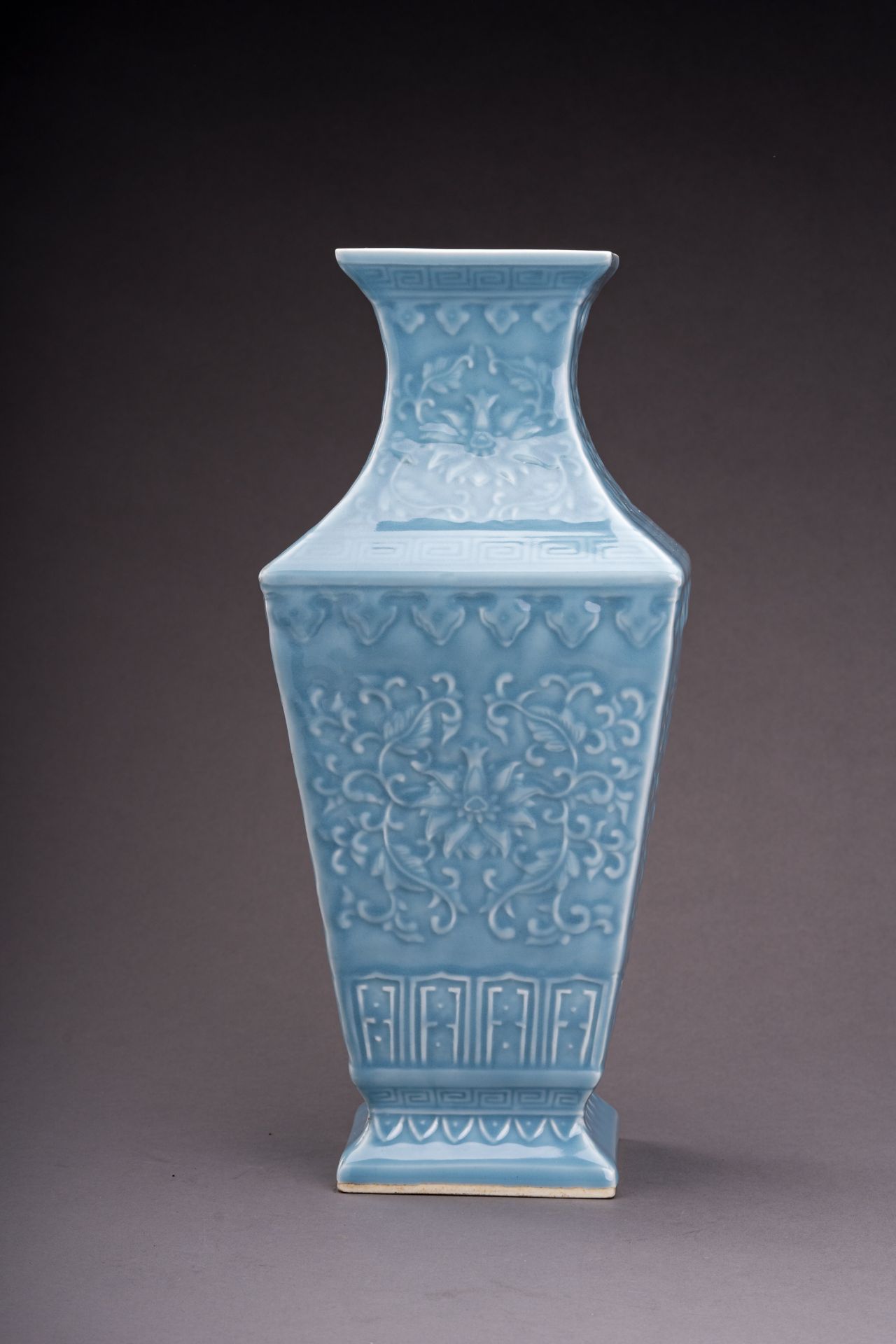 A PALE BLUE GLAZED SQUARE PORCELAIN BALUSTER VASE - Bild 2 aus 9