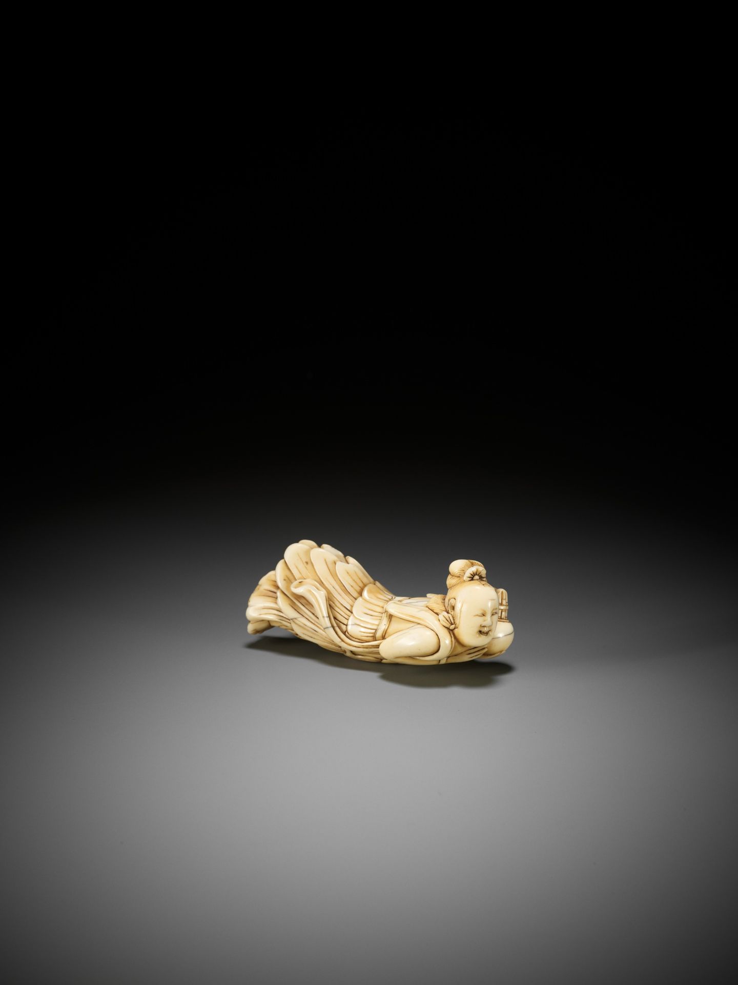 A SUPERB, LARGE AND RARE IVORY NETSUKE OF A TENNIN (BUDDHIST ANGEL) - Bild 4 aus 11