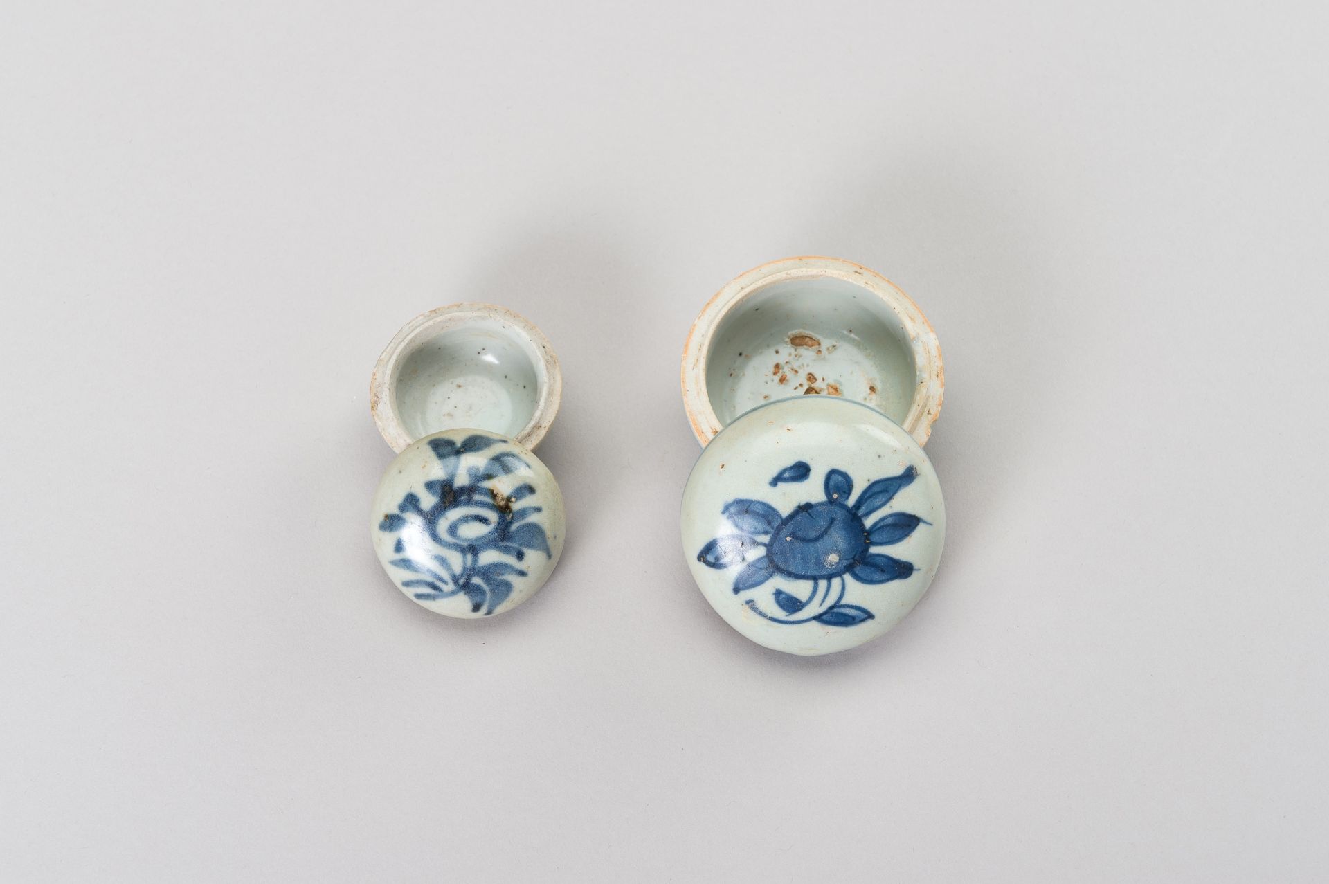 A SET OF TWO SMALL BLUE AND WHITE PORCELAIN BOXES - Image 8 of 11