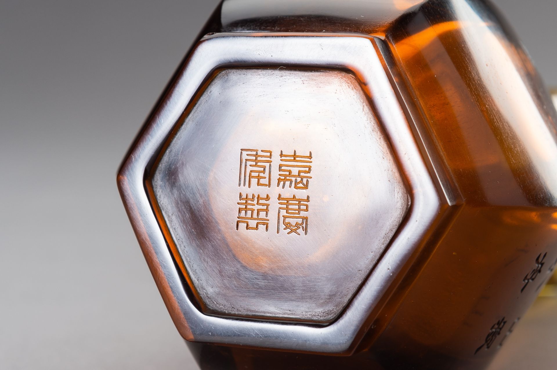 A HEXAGONAL AMBER GLASS VASE, 20TH CENTURY - Bild 7 aus 15