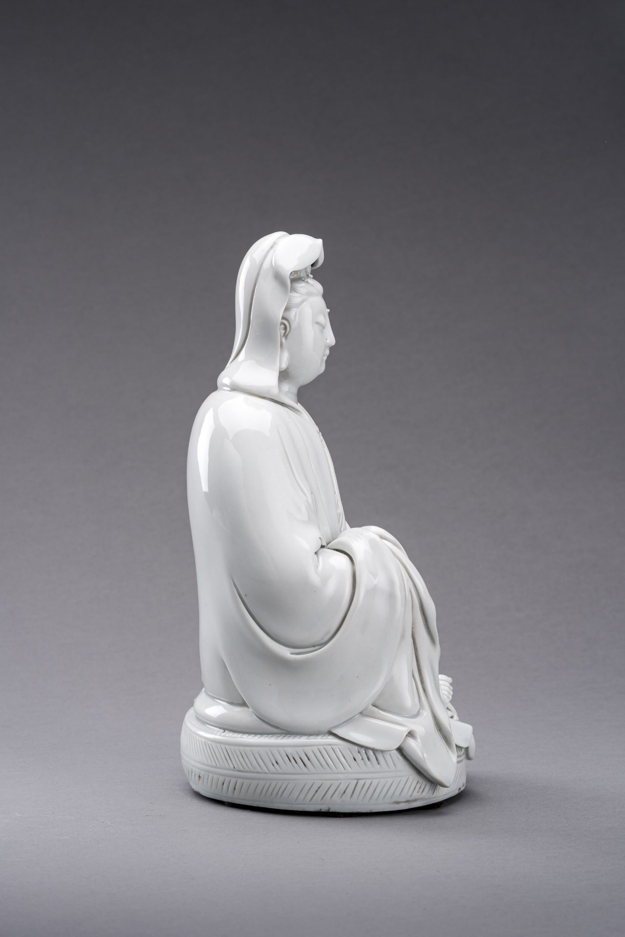 A DEHUA FIGURE OF GUANYIN, QING DYNASTY - Image 3 of 7